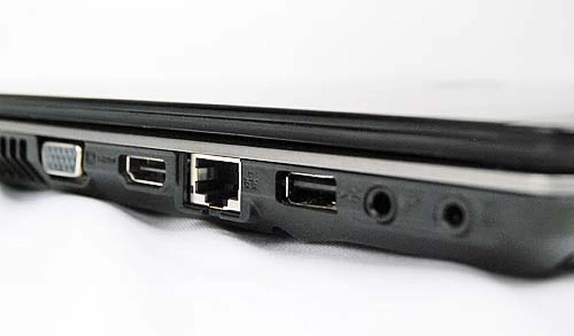 On the left side, the LAN jack that was previously found on the right of the unit has now been shifted here. Other than that, the ports are pretty much the same, with an  analog video output, HDMI, audio jacks and one more USB 2.0 port.