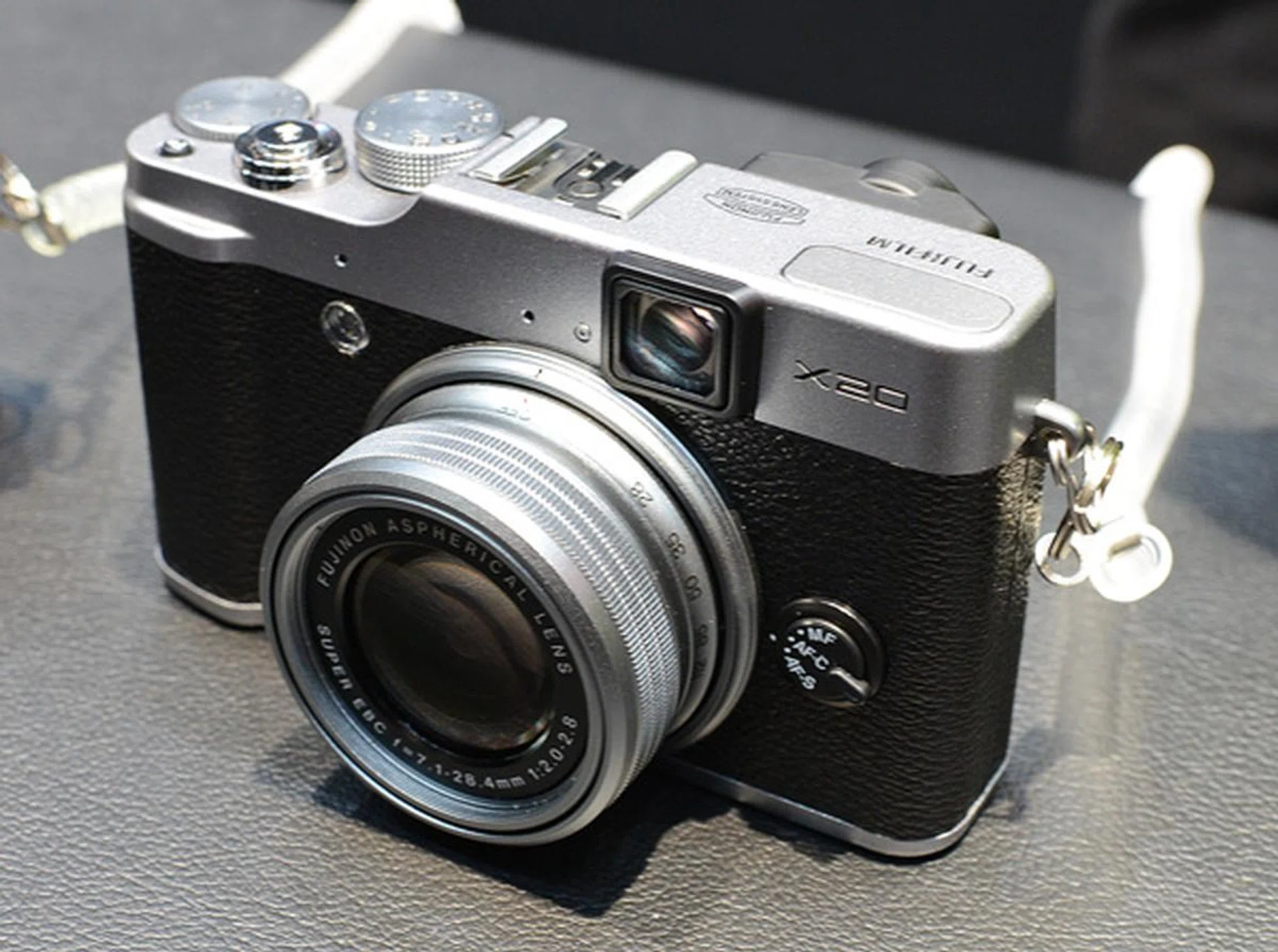 The new 12MP X-Trans CMOS sensor inside the X20 promises more detailed images, which we obviously couldn't tell from the rear display alone. But we could tell that the X20's autofocus speed is definitely much faster than the X10.