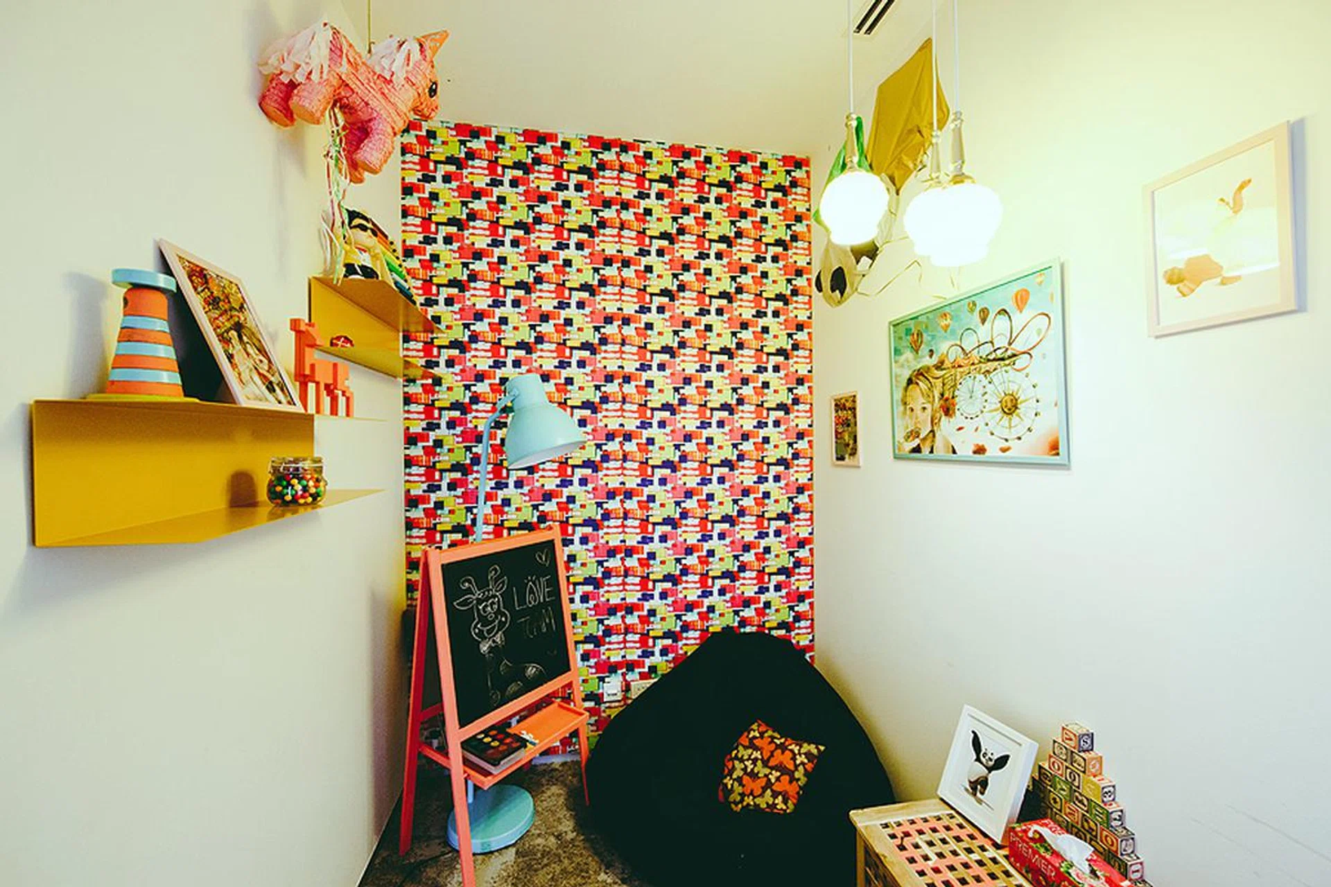 The Right Brain meeting room. Like the Left Brain room, both are non-bookable and free for Airbnb employees to pop in for a brainstorm.