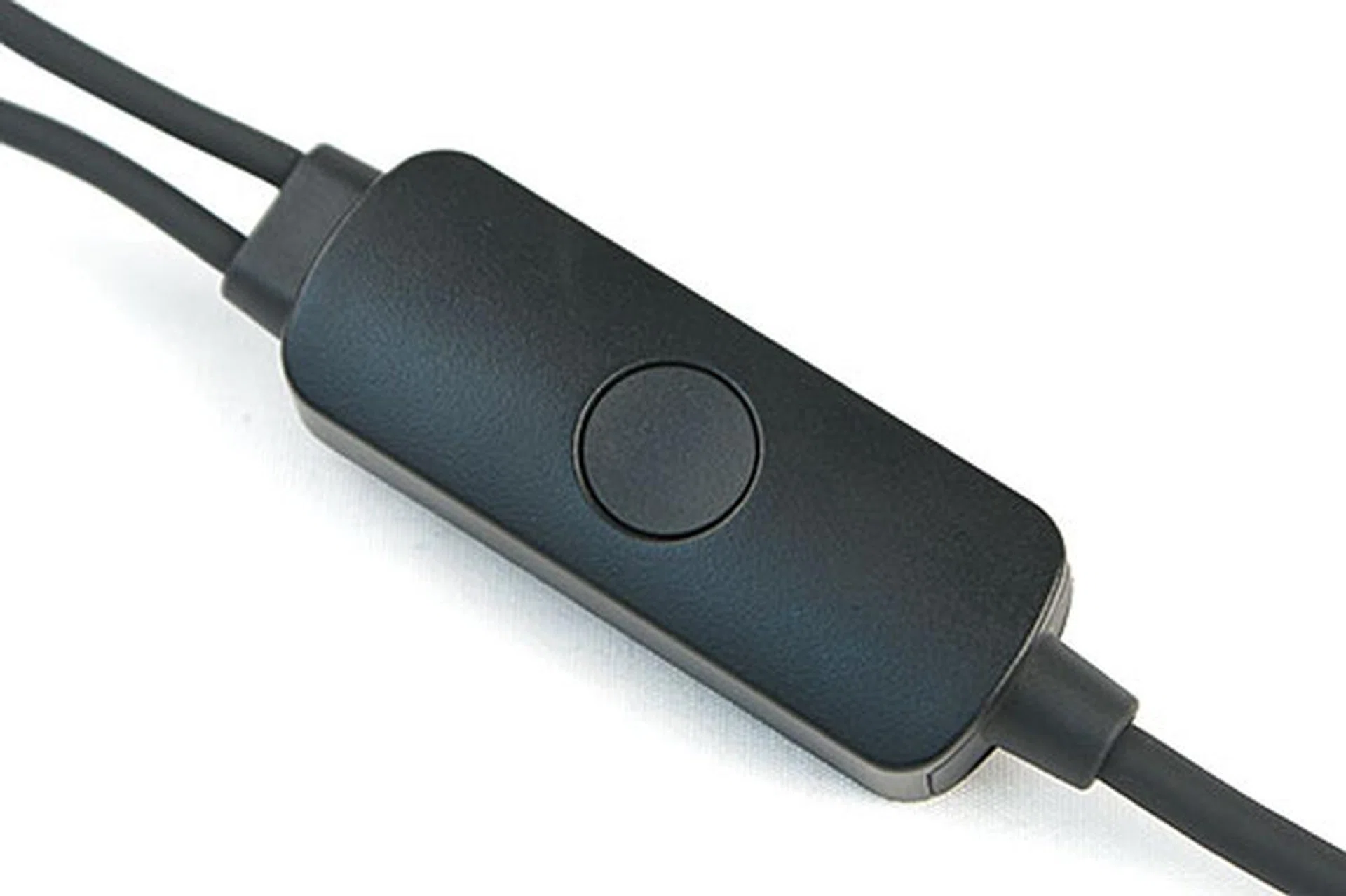 The inline remote serves as a quick way to mute the image and audio. Volume controls reside on the controller unit.