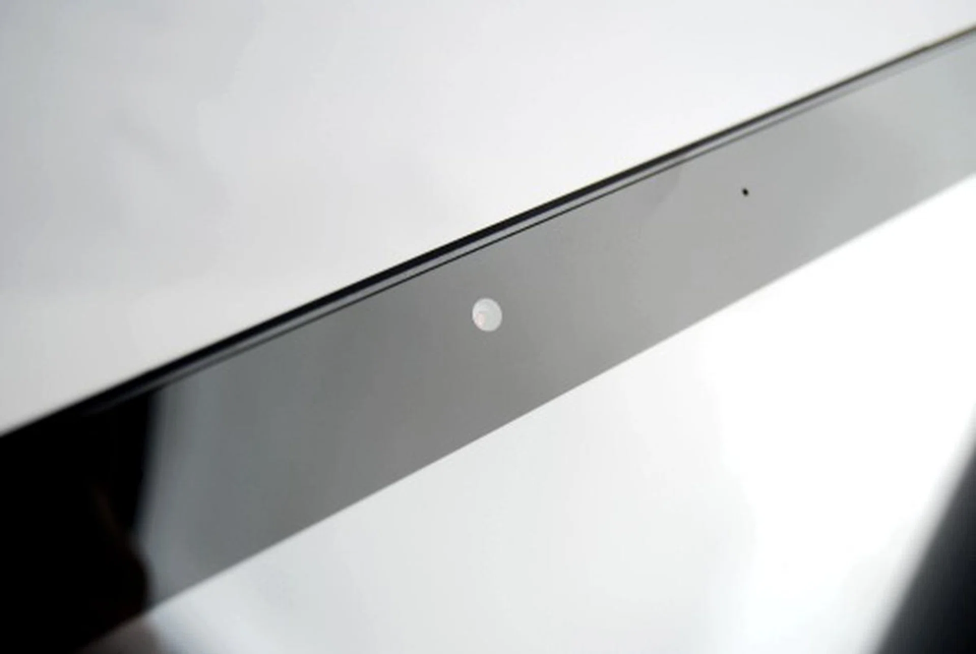 Flushed on top of the LCD screen is the optional webcam. If you noticed how reflective the screen is, it's because HP has covered the screen with an acrylic panel to protect the LCD screen and to make it easier to wipe away fingerprints. We found that we could easily wipe away prints with one or two swipes as compared to the matt surface of a normal LCD screen.