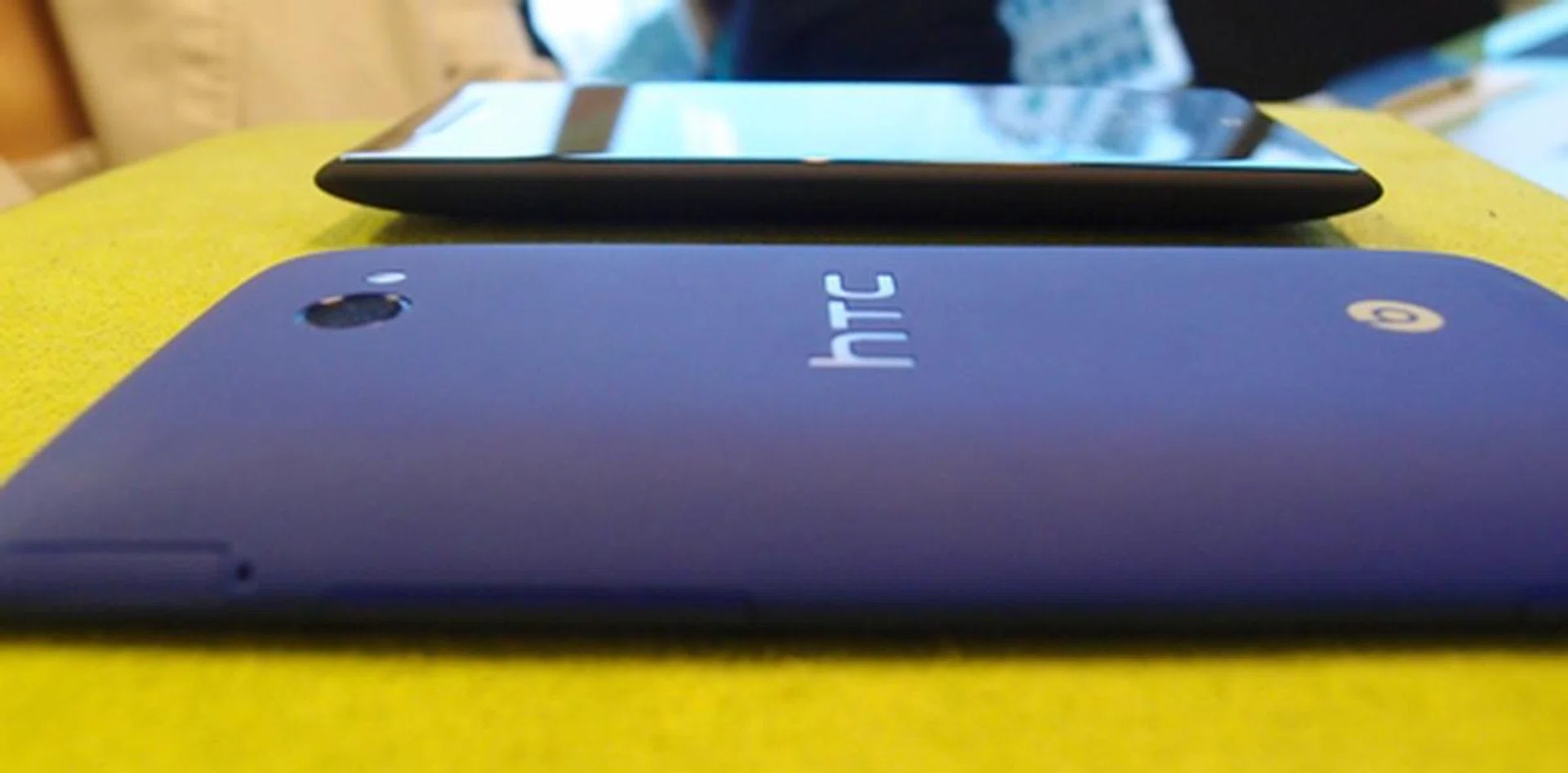 The battery is non-removable on the Windows Phone 8X by HTC (and the 8S as well), which explains the presence of a MicroSIM compartment on its right profile. Don't see the microSD card slot? That's because the Windows Phone 8X by HTC doesn't come with one - a pity despite the MicroSD support according by the new OS update.