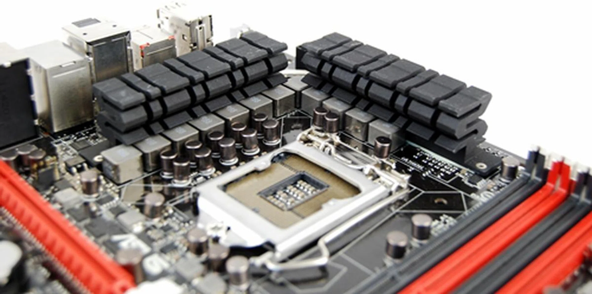 In front of the MOSFET IC heatsinks, beyond the ferrite chokes, we see the 10k Black Metallic capacitors that supposedly offer a 5x longer lifespan with ten thousand hours at 105 degrees Celsius and 20% better low temperature endurance - specifically selected for extreme cooling scenarios.