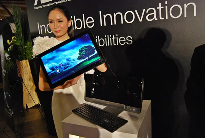 The detached screen switches seamlessly to its Android operating system at the push of a button. The same button also allows it to operate on Android even when docked.