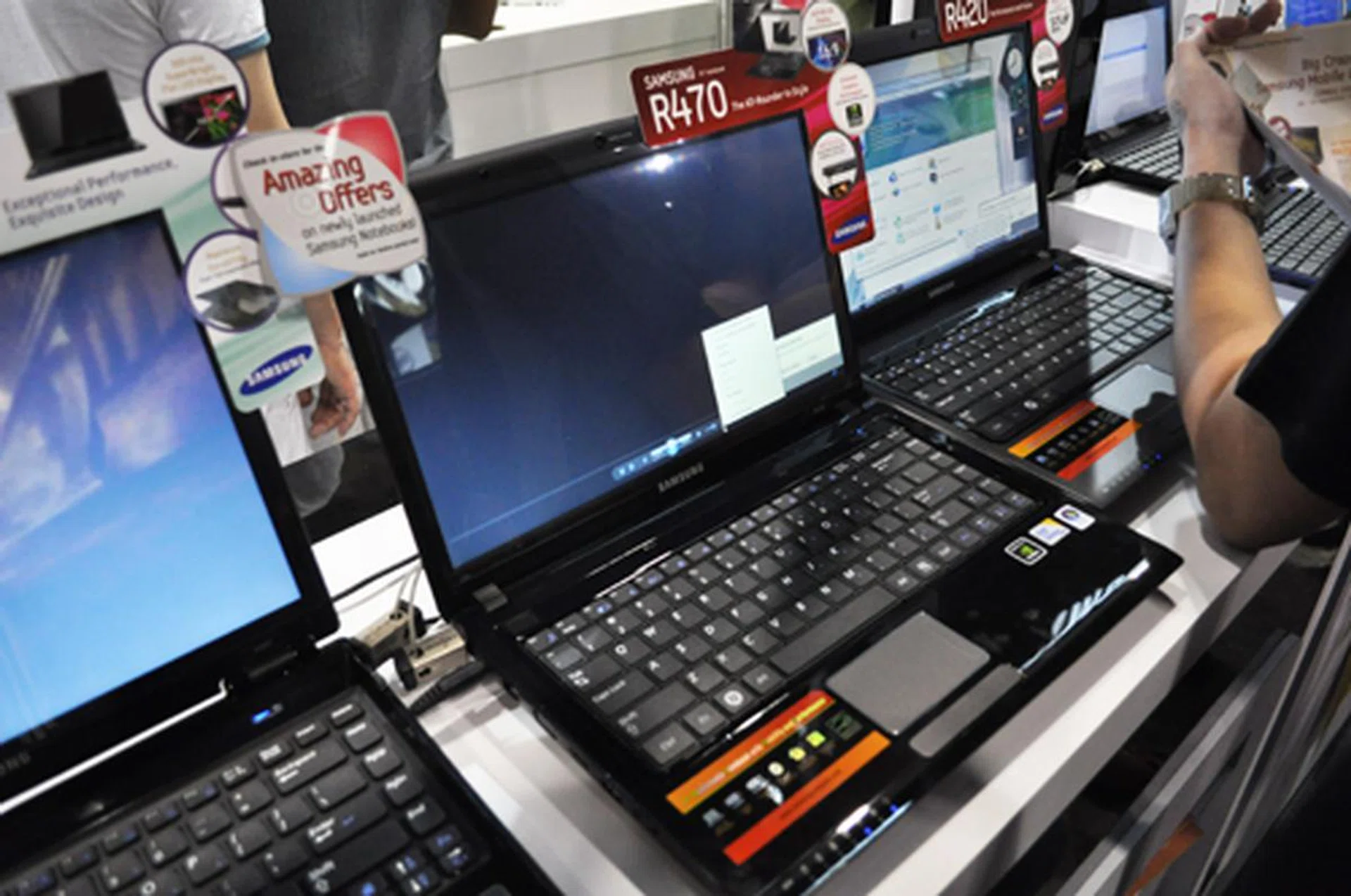 Samsung highlights two star laptop buys at its booth, one is the R470 notebook at $1249 (pictured) and the other is the N140 netbook at $599.
