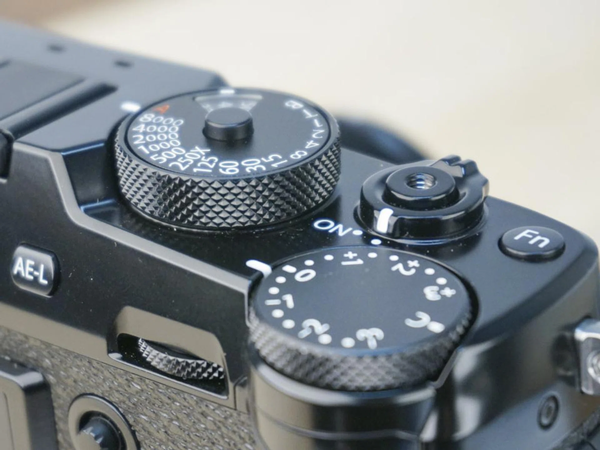 Nice knurled dials give a premium finish.