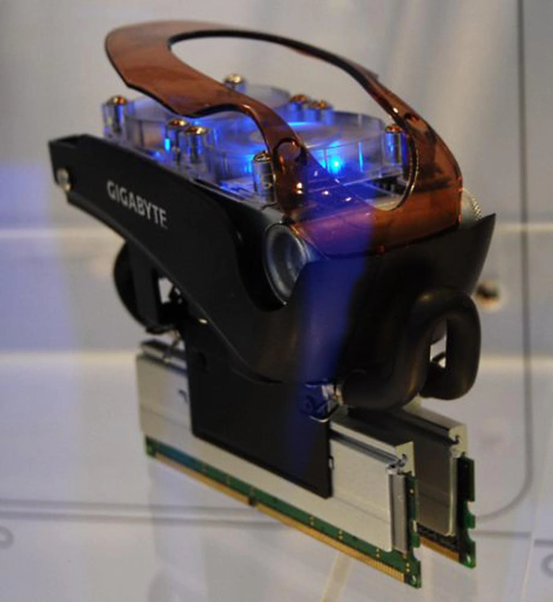  For those with memory modules that are in dire need of cooling, the Cool Rain liquid cooler for RAM may be your answer. This is an independent liquid cooling system supporting dual channel memory and you won't notice how slim the water tank is, thanks to its brillant blue LED. We're just not sure who requires such extreme methods.  