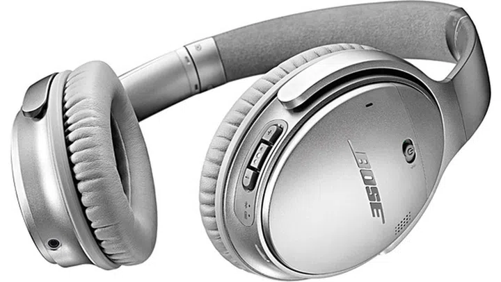 The QC35 holds a custom lithium ion battery that allows for up to 20 hours of wireless listening.