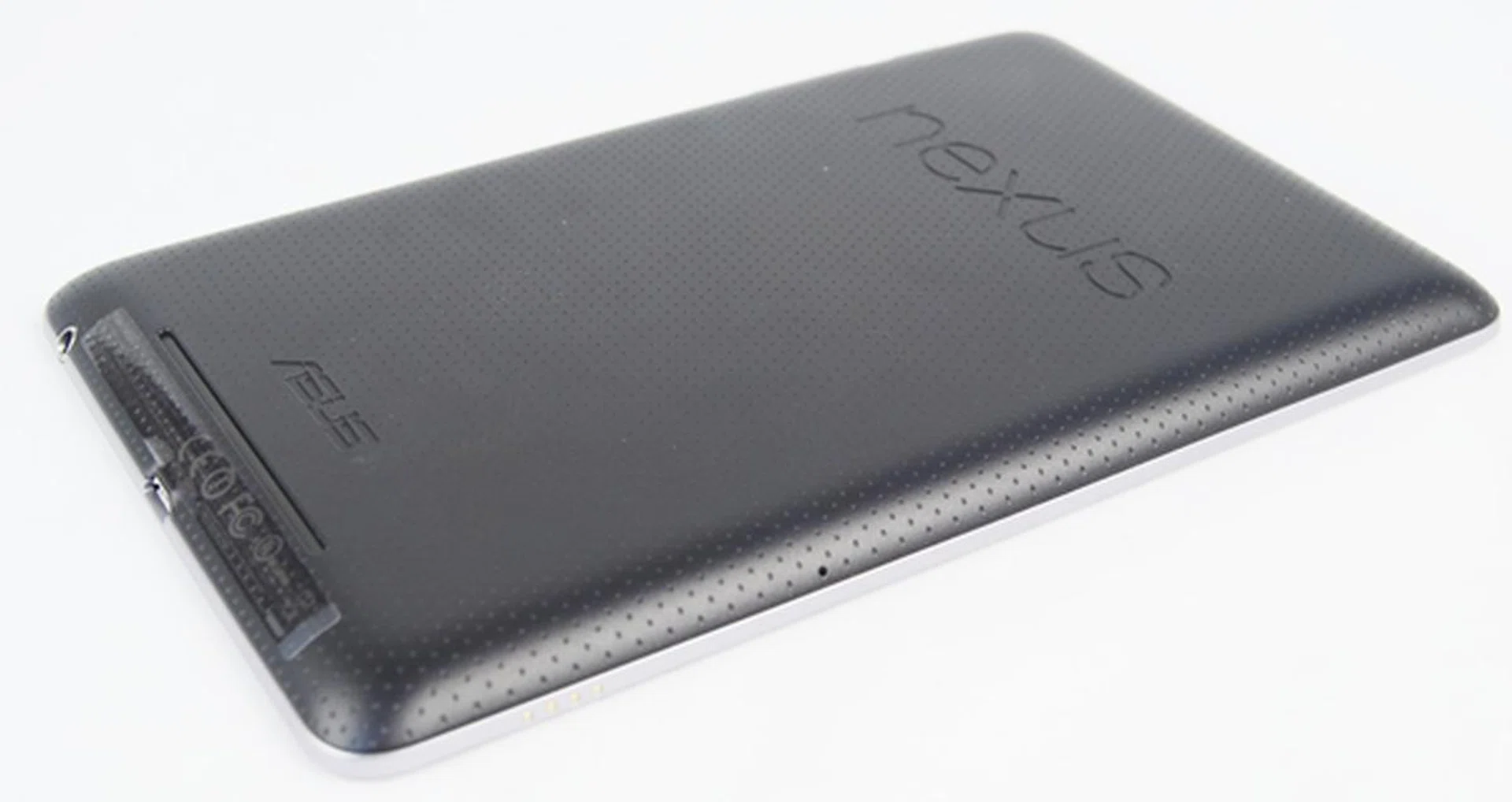 The dimpled pattern on the back of the Google Nexus 7 gives it a unique look and nice feel. Both the Nexus and ASUS branding are embossed at the top and bottom section respectively.