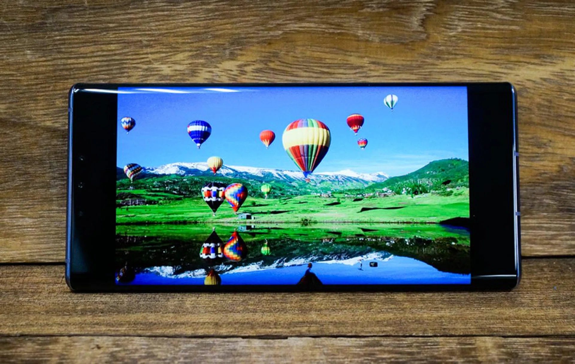 The Mate 30 Pro's curved display gives nice, vivid colours.