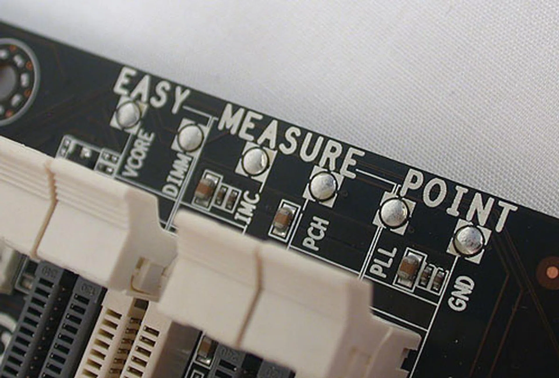 Like some vendors like ASUS and MSI, ECS has marked these voltage measuring points to make it easier for enthusiasts and their voltmeters. 
