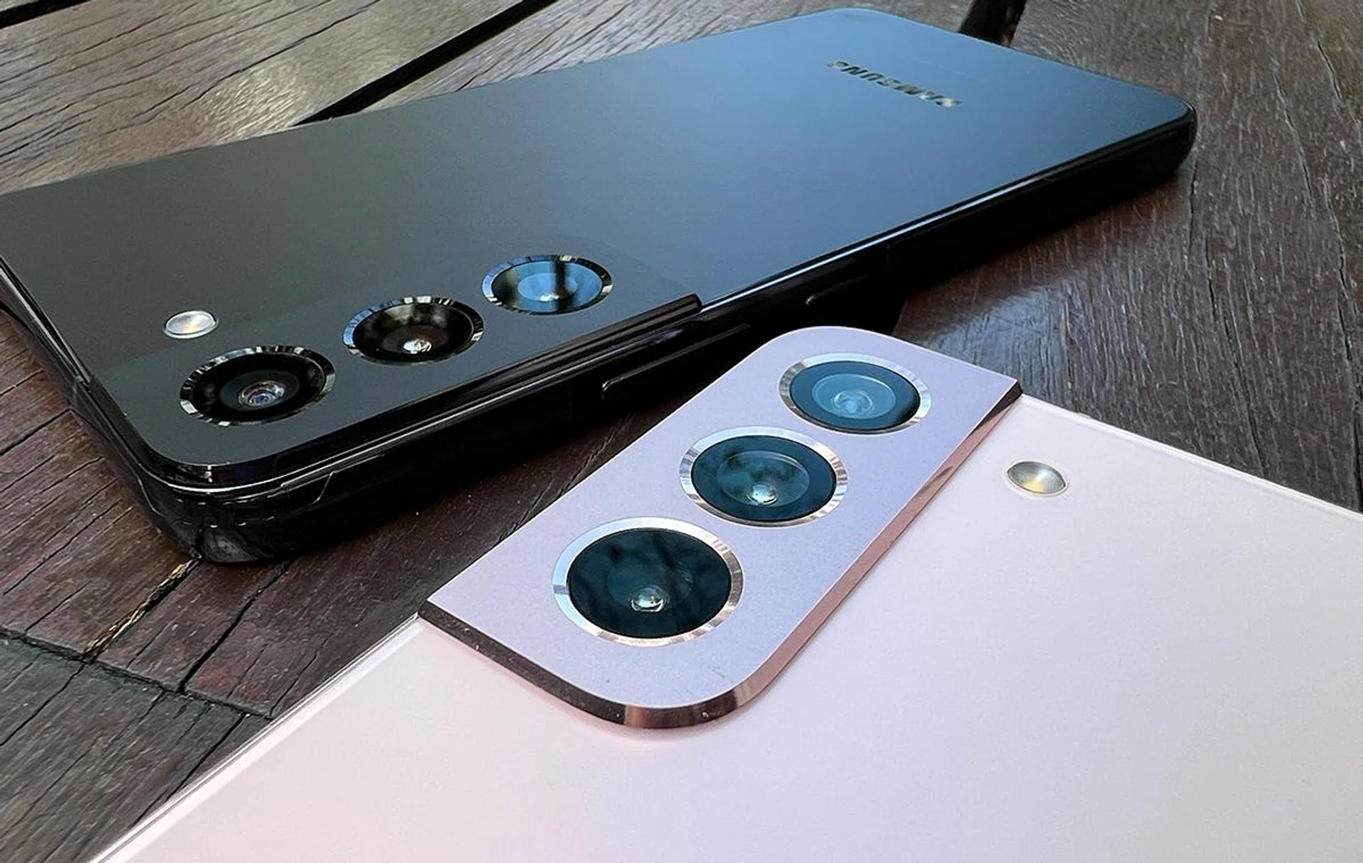 Oh look, is that the... S21 without two-toned colours?