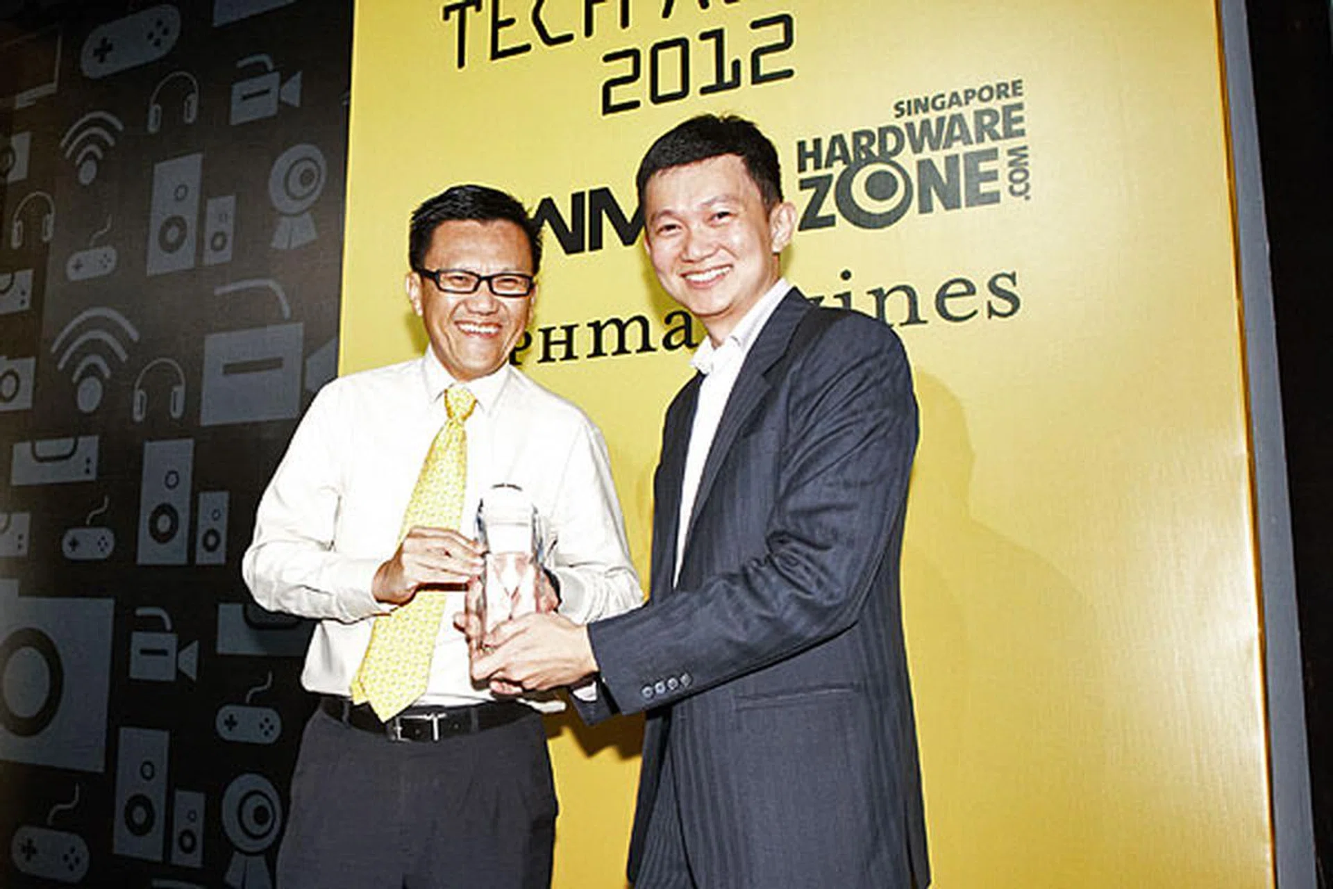 Canon won a total of six awards, including Reader's Choice for Best Point & Shoot Digital Camera Brand, Best DSLR Camera Brand, Best Inkjet Printer Brand, and Best HD Camcorder Brand. Here's Mr. Andrew Koh, Senior Director & General Manager of Canon Singapore accepting the awards.