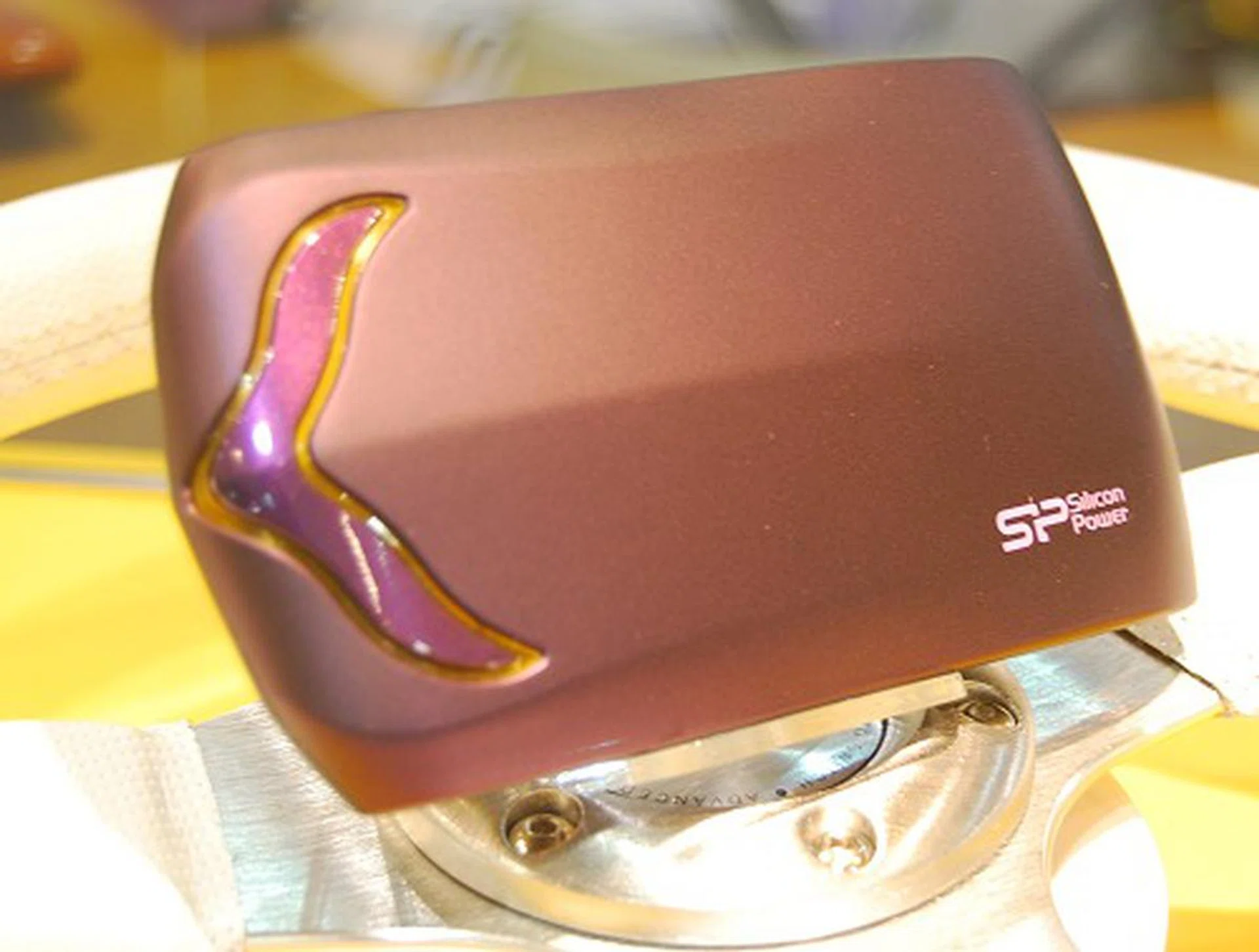 If you want something with more curves, the Stream S20 would be more ideal. The color schemes available would also appeal more to the ladies.