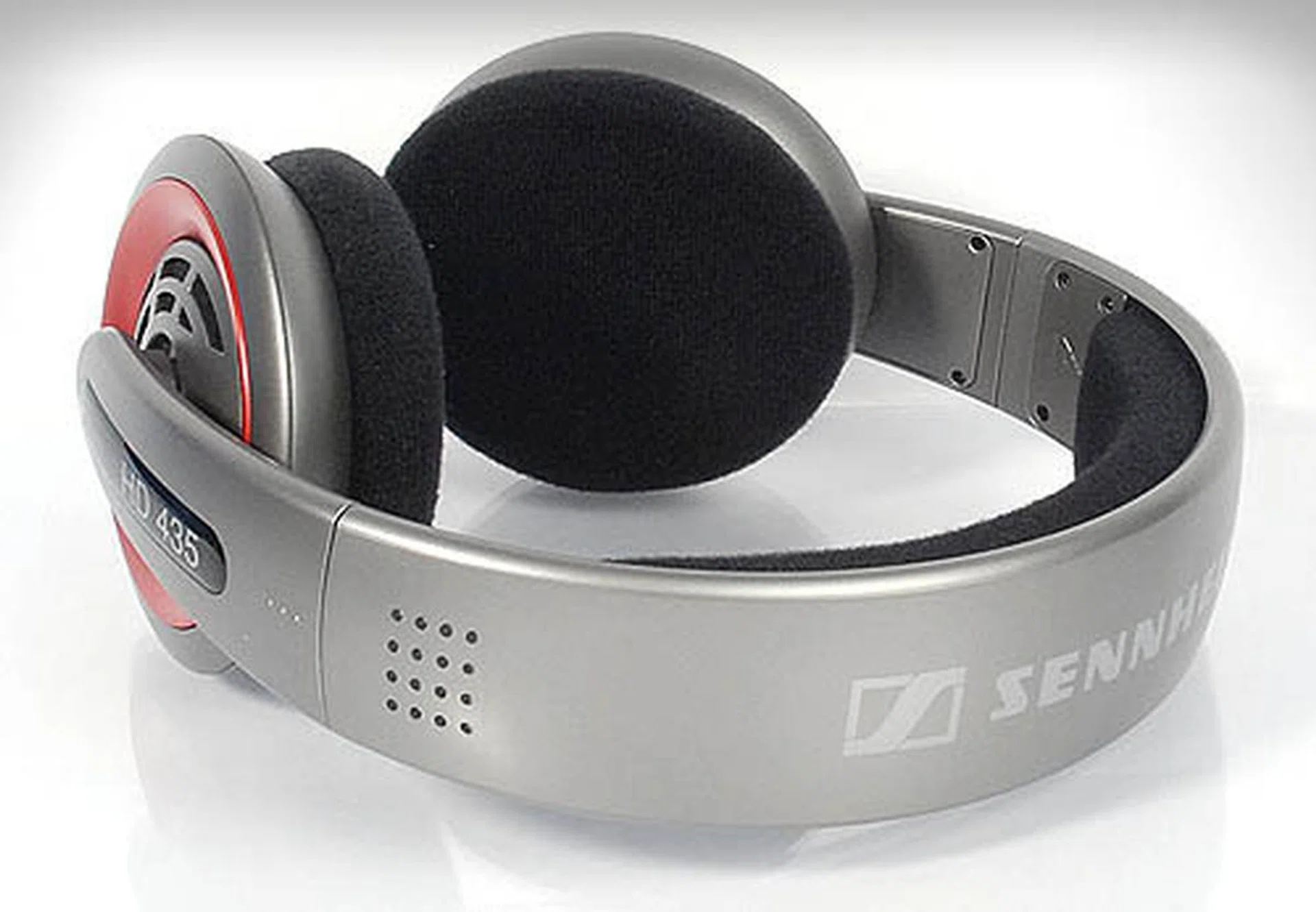 The headphones rest comfortably on the ears, thanks to the well-padded ear cushions.
