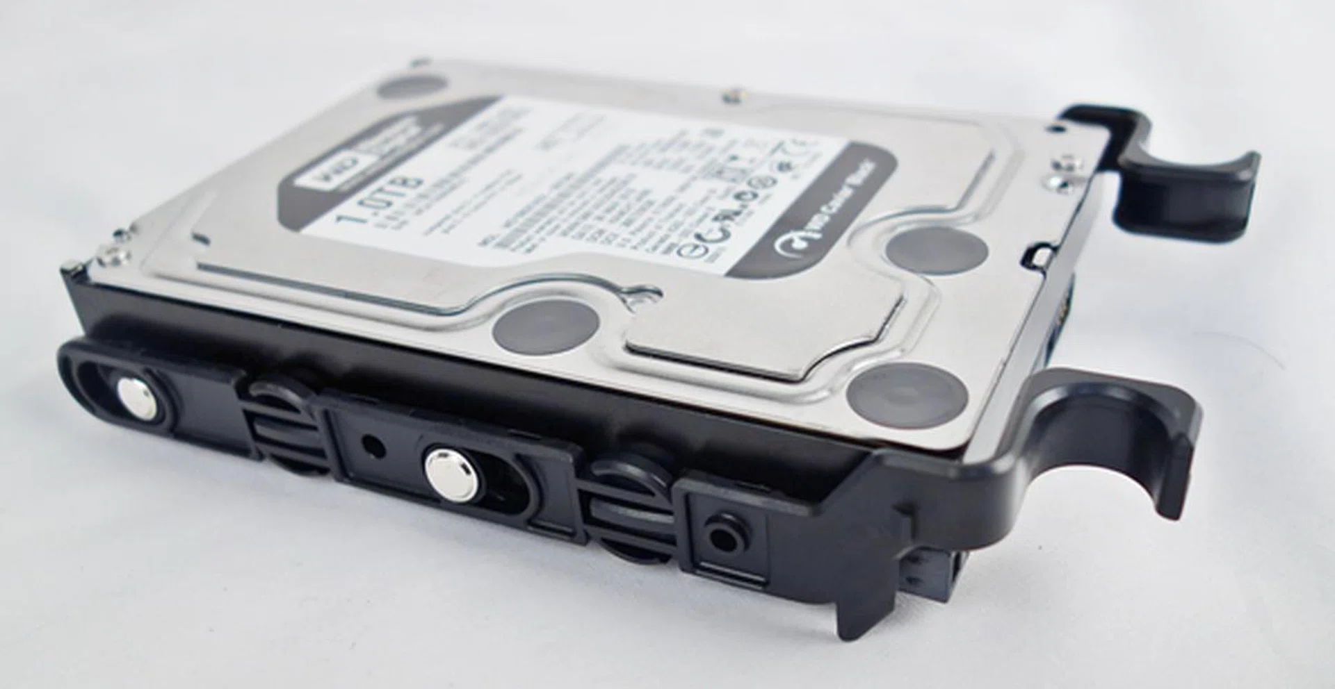 The tray hugged our 3.5-inch HDD tightly, and with the rivets in place, the installed drive felt secure.
