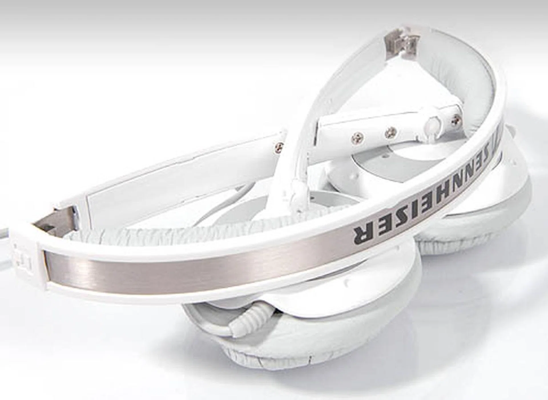 The PX 200 White folds very neatly and can be kept into the transport case provided.