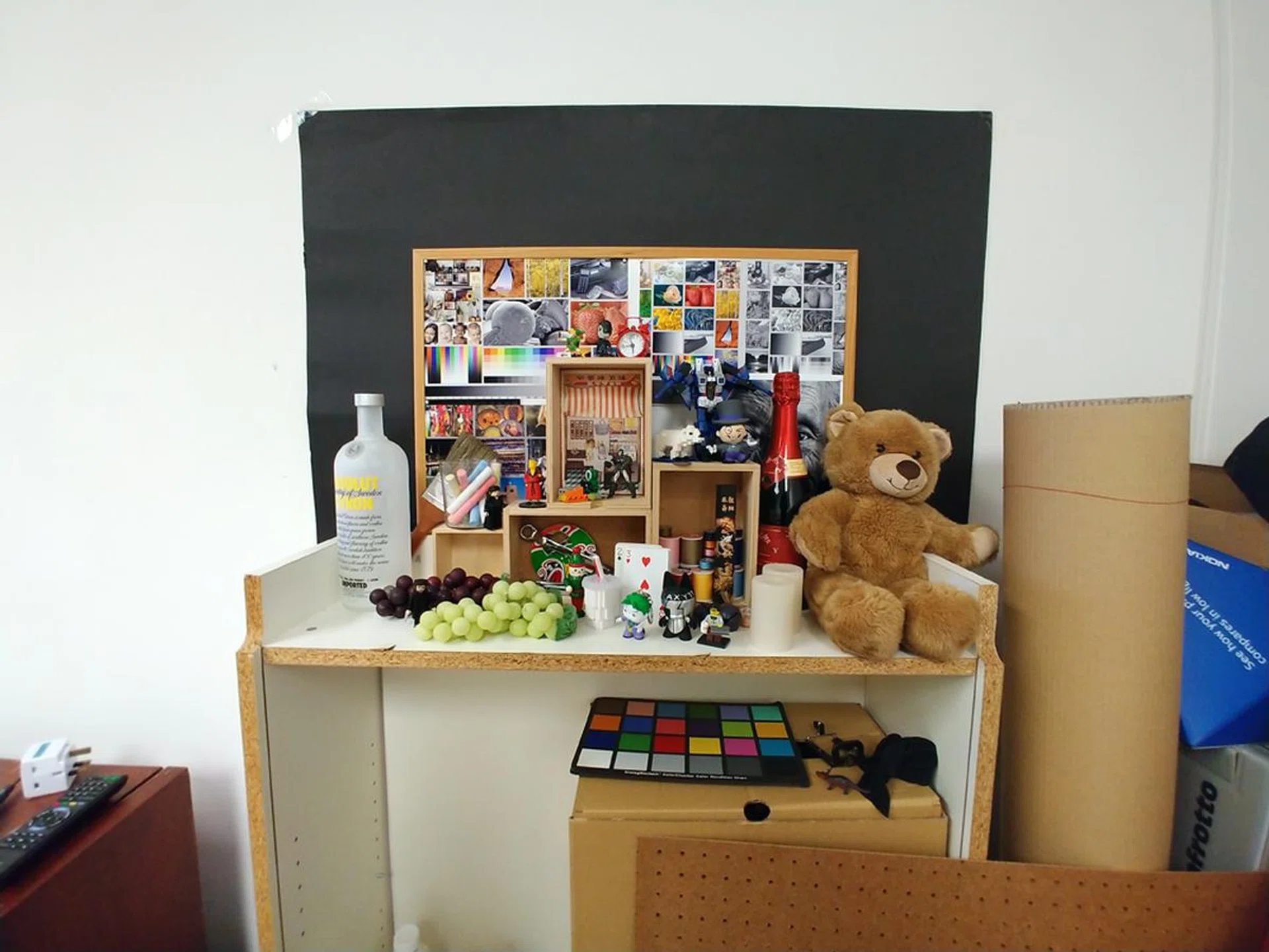 Fisheye distortion, while still present, is much less pronounced compared to previous iterations like on the V20 and G6.