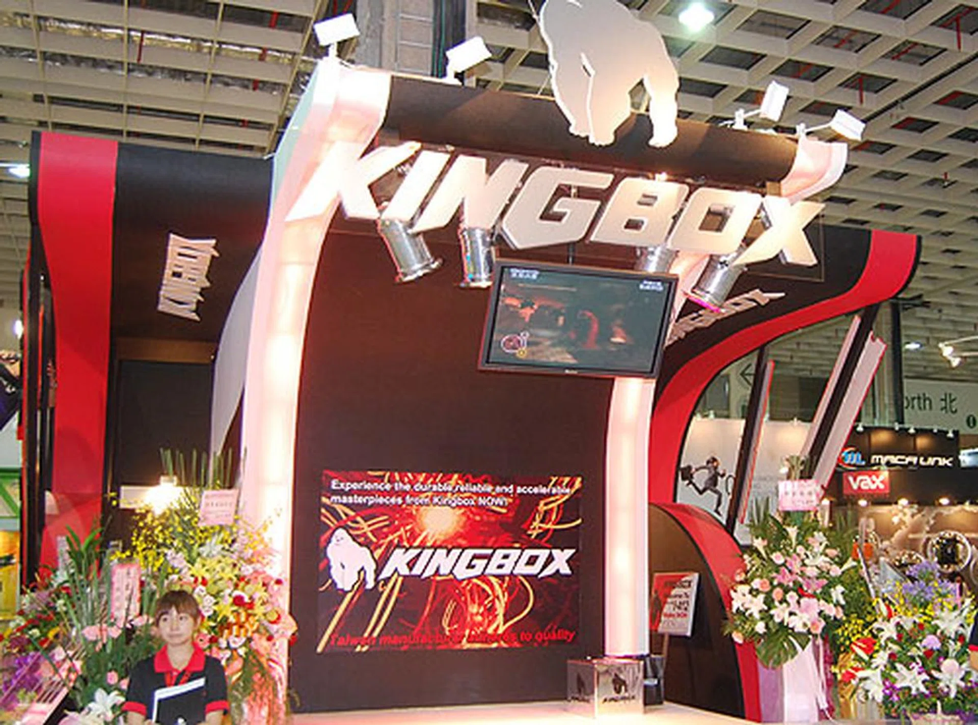  Memory vendor Kingbox with a booth design that integrates its logo rather nicely.  