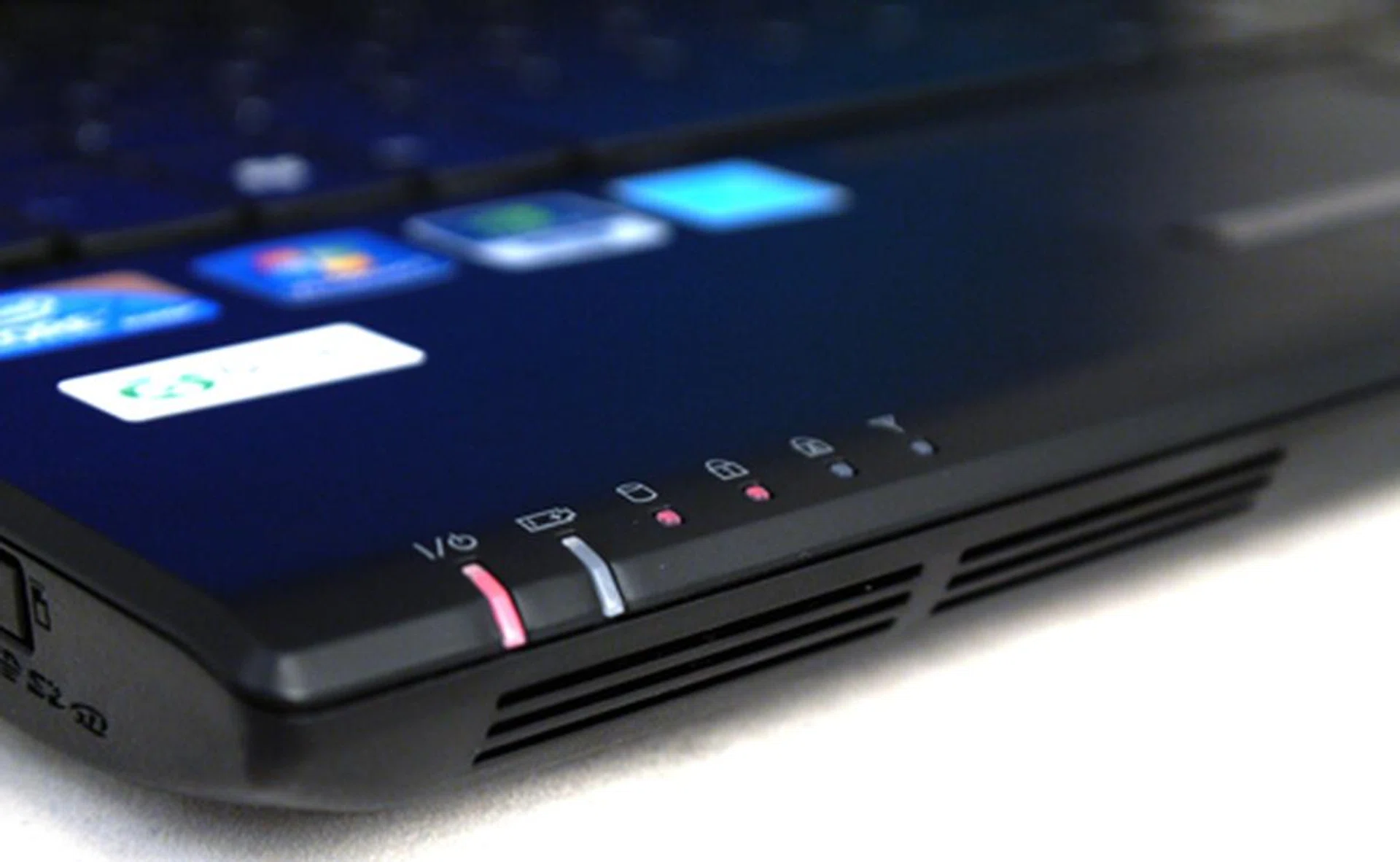 The LEDs placement tells us LG has given some attention to detail. Located at the edge of the front lip, the power and battery charging statuses can be easily read even with the lid closed.