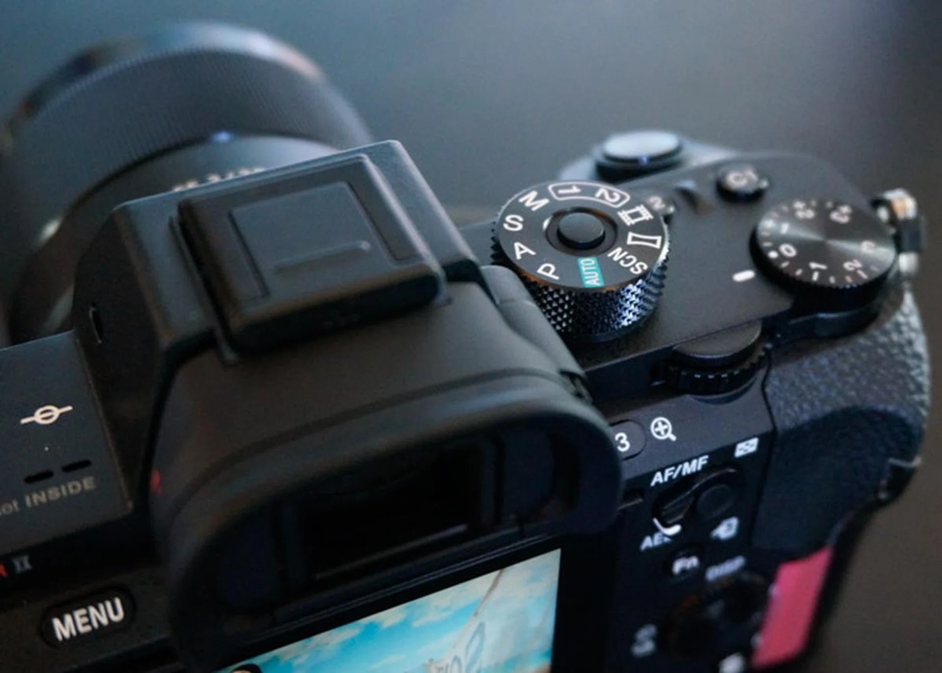 As with the A7 II, the A7R II gains extra custom function buttons (next to the exposure compensation ring). 