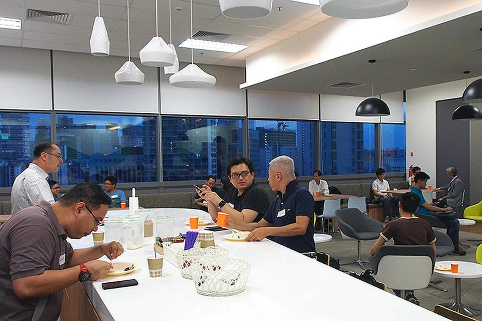 Participants chatting and enjoying dinner before the exclusive hands-on session started.