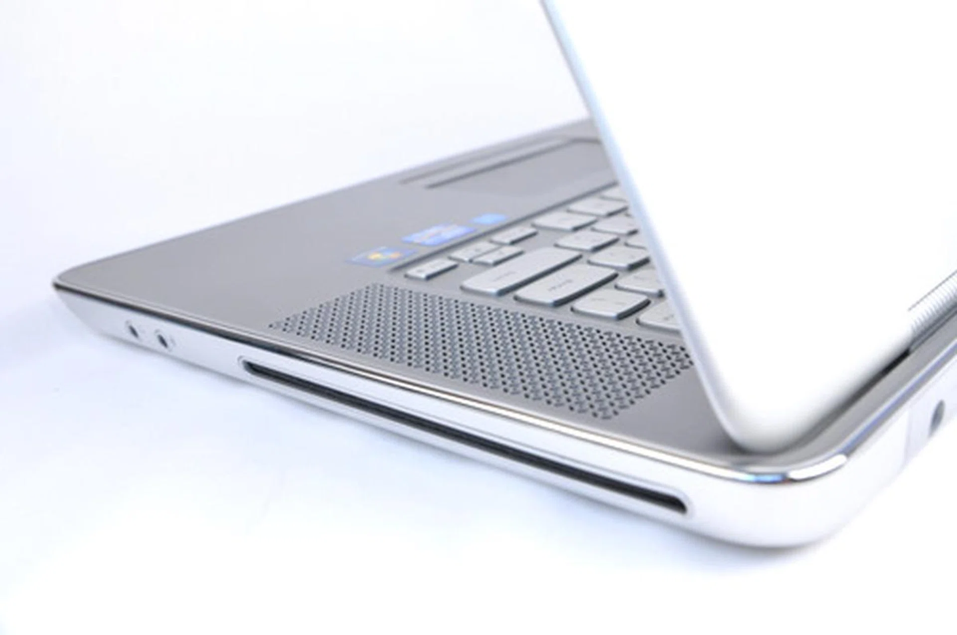 The chrome accents along the notebook isn’t just for show (which it does very well). Its practical function is to prevent sharp edges from cutting into wrists through prolonged use.