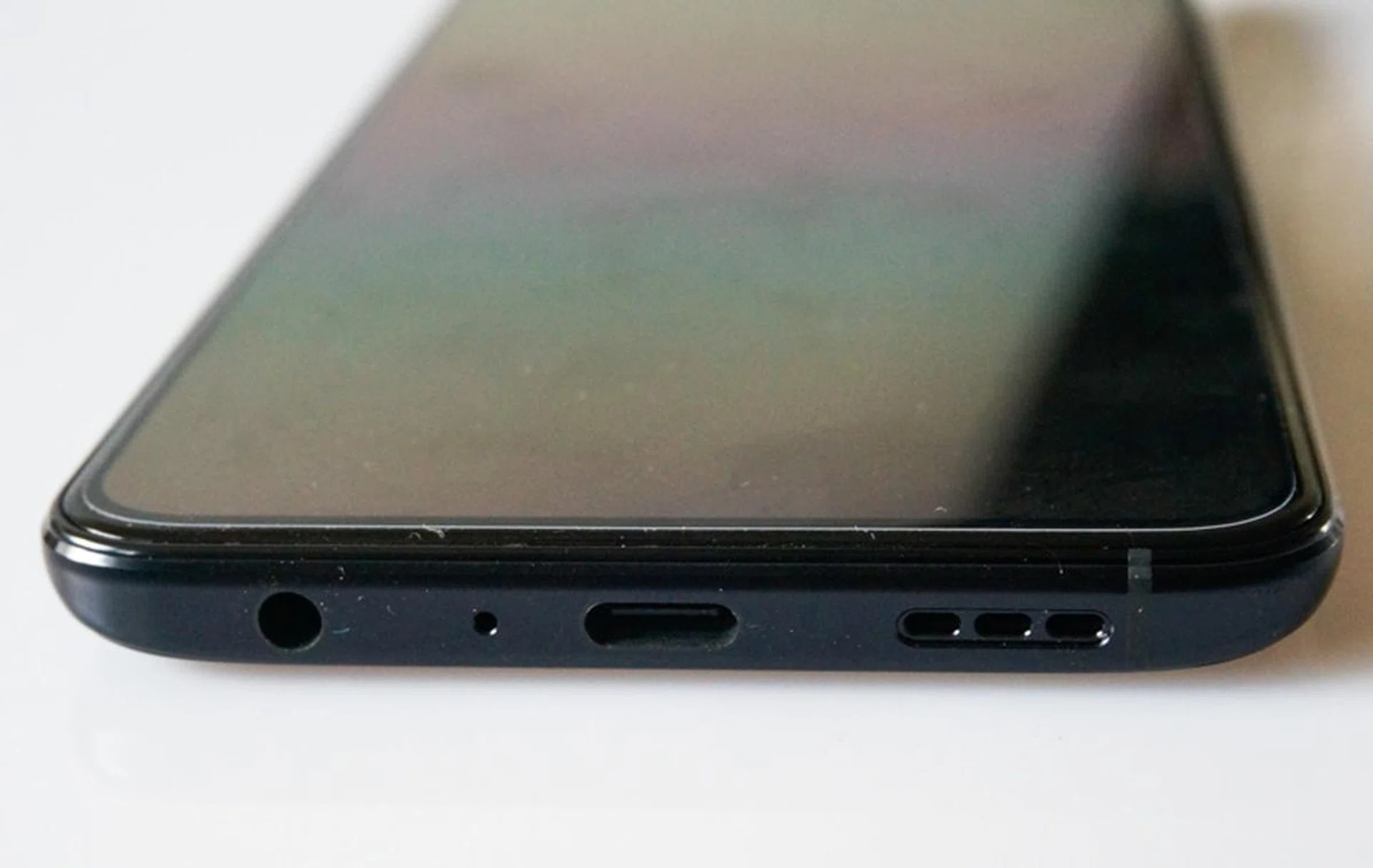 You get to use regular headphones with the Reno2 thanks to the 3.5mm jack.