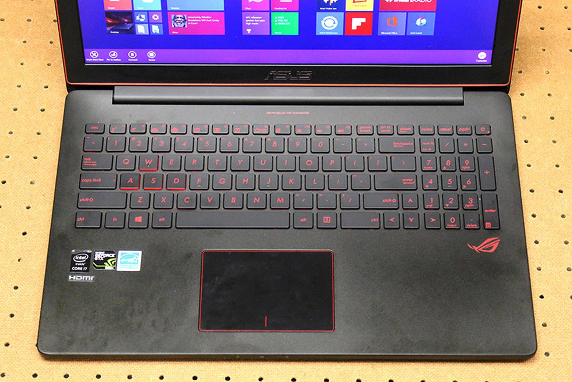 We wished that ASUS would have given the ROG G501 macro keys as they can come in handy in certain games.