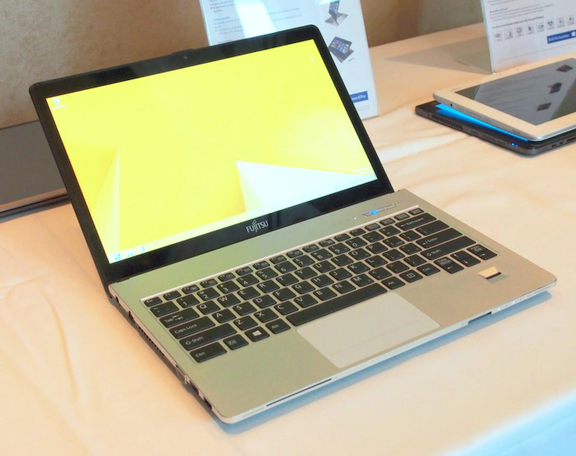 The Fujitsu Lifebook S904 has a modular bay concept that allows users to swap the optical drive out for an extra battery or a weight saver module. 