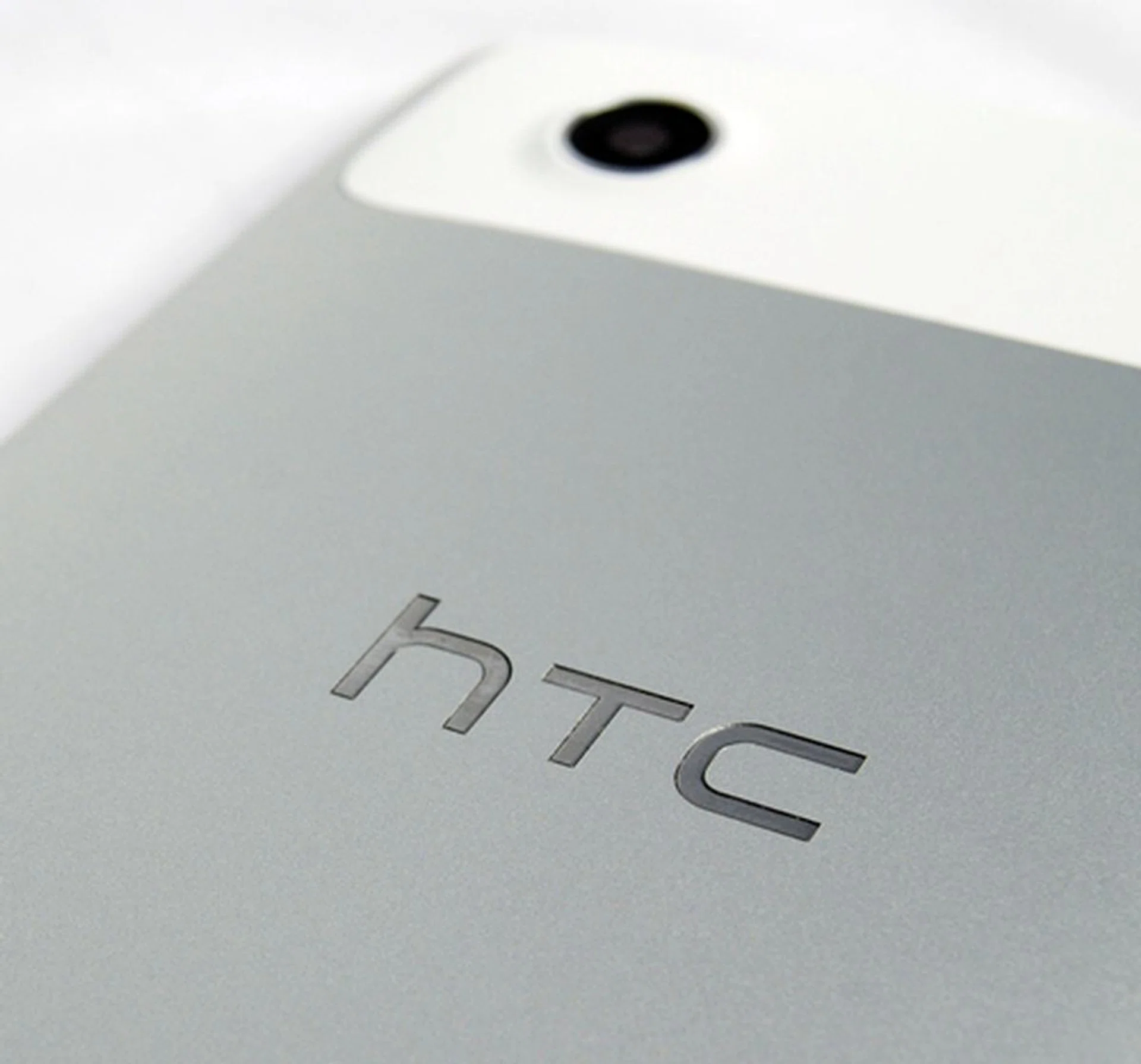 The HTC brand name and unibody aluminum body exude a premium look for the Flyer.