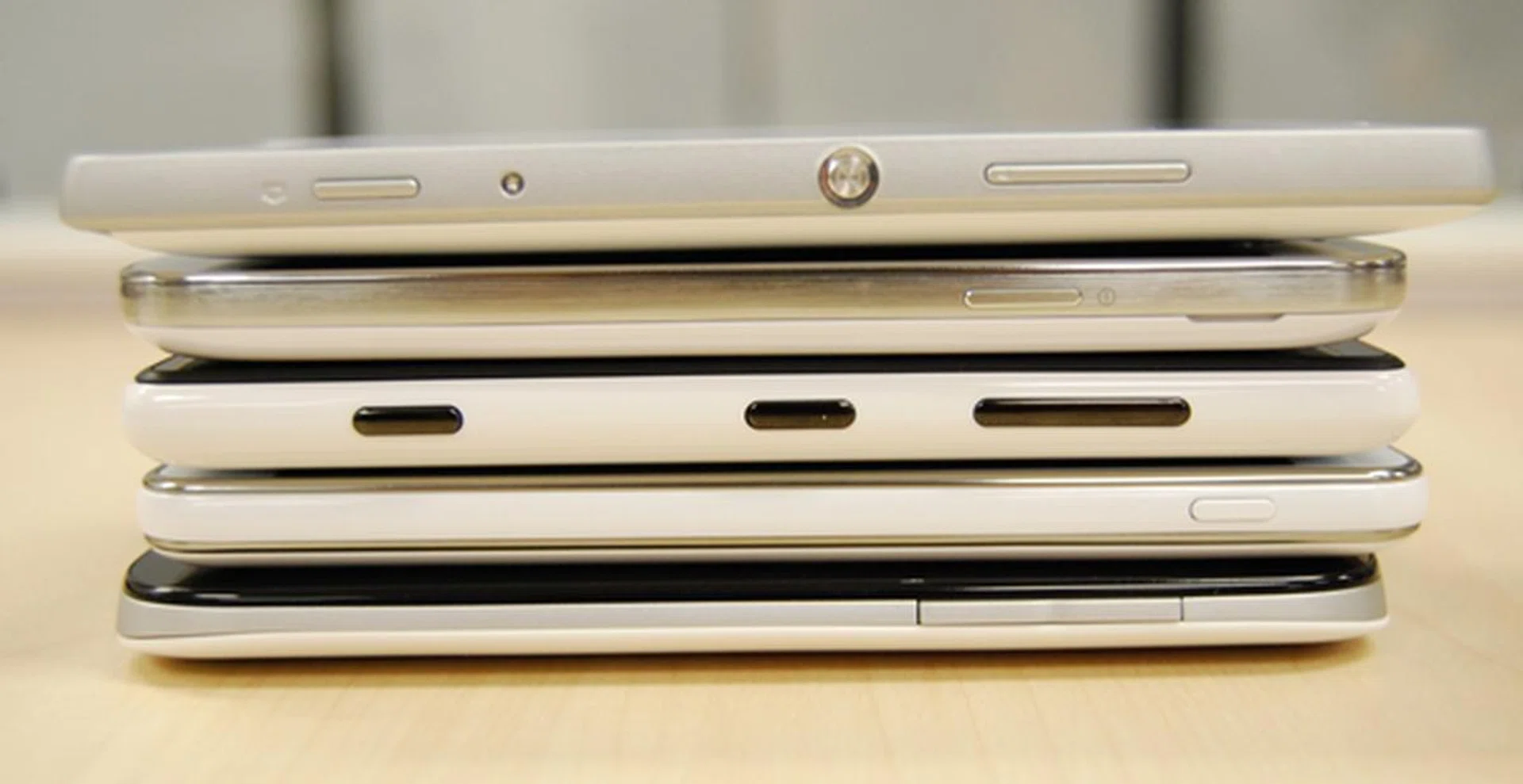 A shot of the right side of the devices. The Sony Xperia SP (top) and the Nokia Lumia 820 (center) are the only two devices in this article to come with a dedicated camera shutter button.