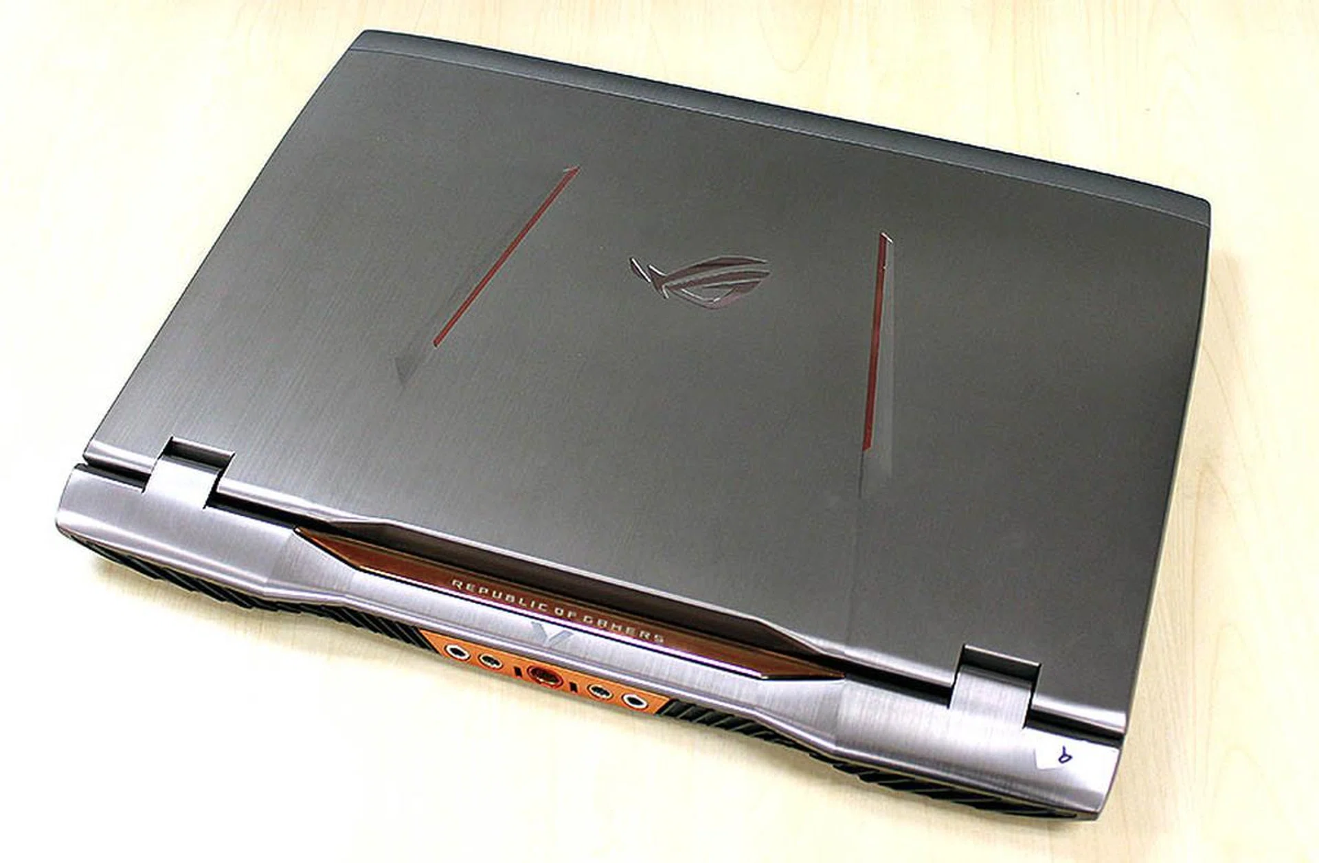 The new color scheme is pretty attractive and certainly beats boring black and red. Nicknamed Plasma Copper, it also looks kind of like rose gold.