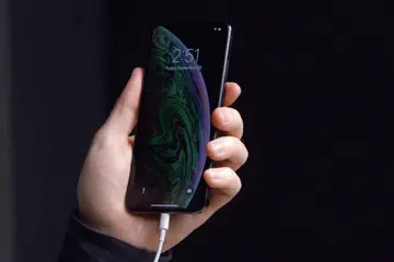 The iPhone XS is not charging even though the power cable is plugged in. <br>Screenshot taken from Unbox Therapy's YouTube video "The iPhone XS Has A Serious Problem..."