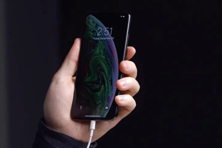 The iPhone XS is not charging even though the power cable is plugged in. <br>Screenshot taken from Unbox Therapy's YouTube video "The iPhone XS Has A Serious Problem..."