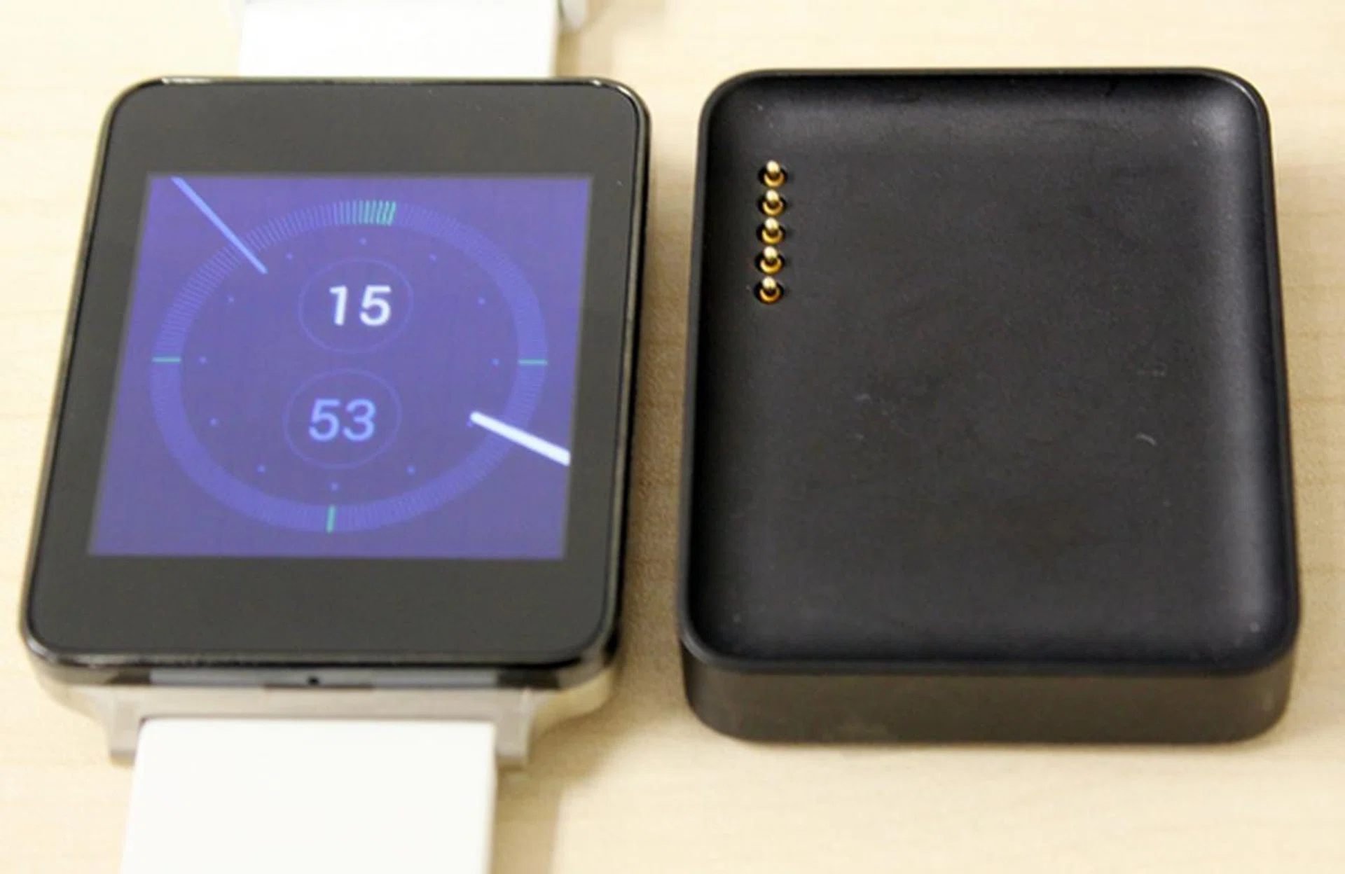 The charging cradle is not as cumbersome as the Samsung Galaxy Gear range and its small form factor makes it portable though.