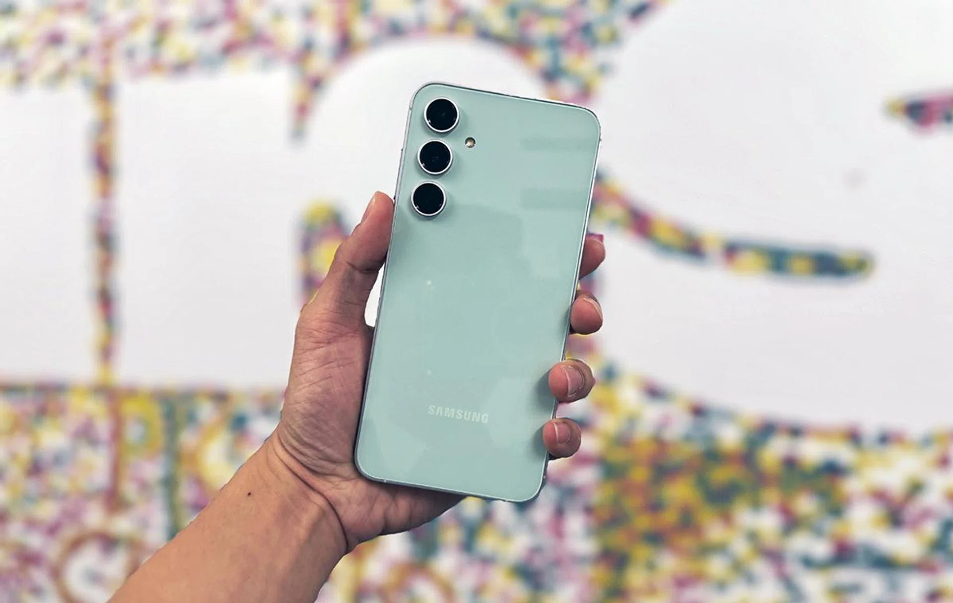 Samsung Galaxy S23 FE in Mint.
