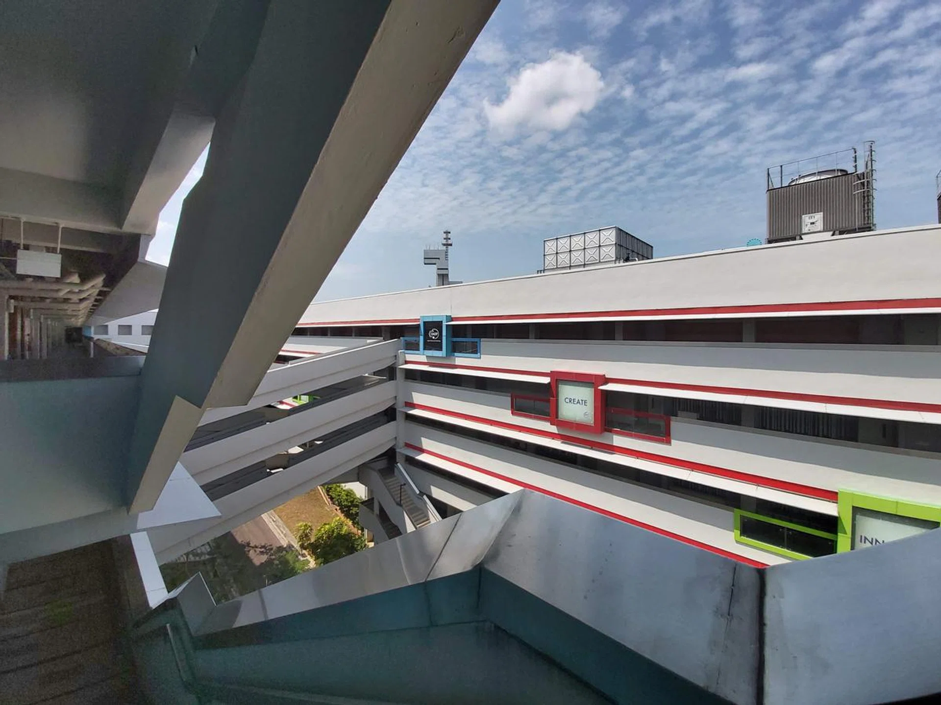 The A80 has a great HDR algorithm which delivers a nicely balanced look, but it’s let down by relatively high levels of sensor noise. Just check out the lower left side of the shot. (Click to see the original full-size image)
