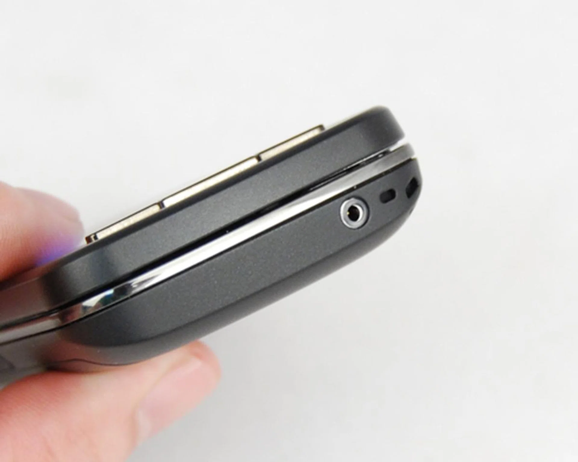 Unlike its recent lineup, the C6 still relies on the usual charging port, leaving the microUSB port purely for data transfers.