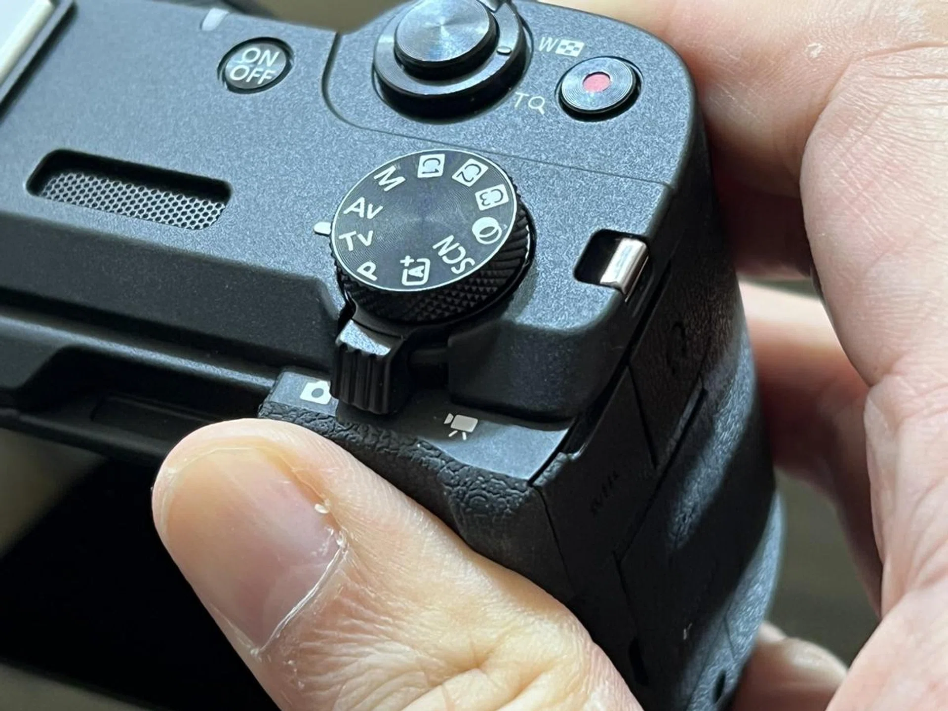 This V1 lever switch lets you easily toggle between video recording and photo shooting. Photo: HWZ