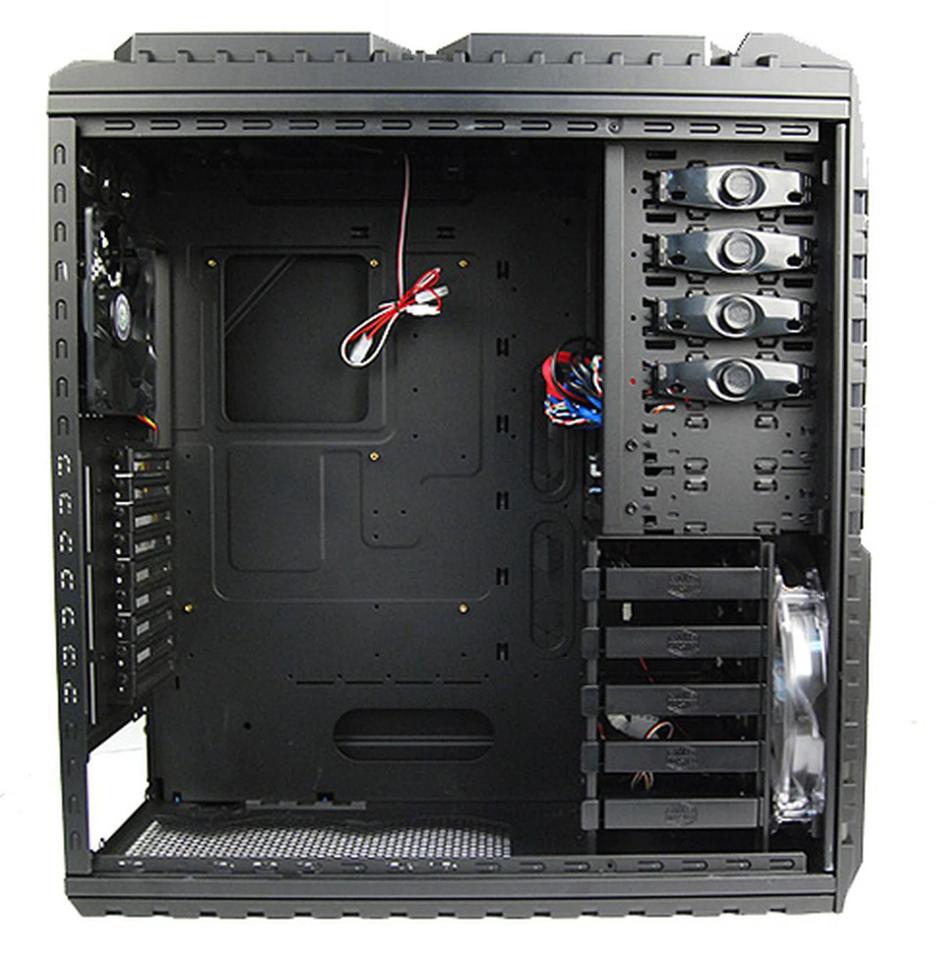 Peeling open the panel, we were greeted with the massive internals of the HAF X. Note the CPU cut-out area which allows for easy installation of aftermarket CPU coolers.