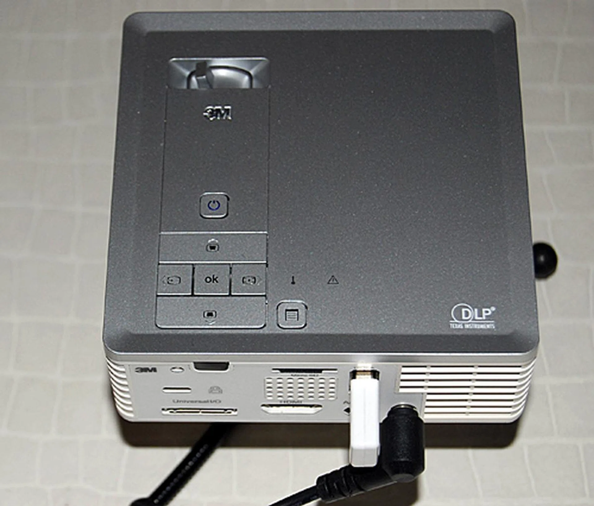 Controls for handling the source are available on the top face. 3M states there will also be a remote control included as part of the package.