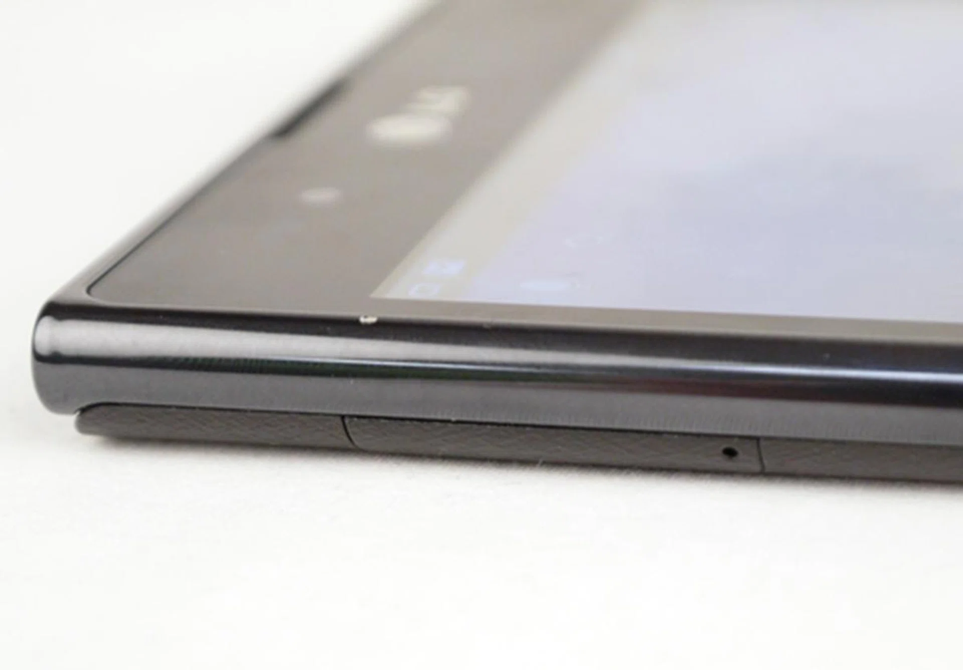 Unfortunately, the Optimus Vu does not come with microSD support or a removable battery. To fit your micro-SIM in, simply pry open the rubber cover - demarcated by a tiny hole - on the left profile of the phone.