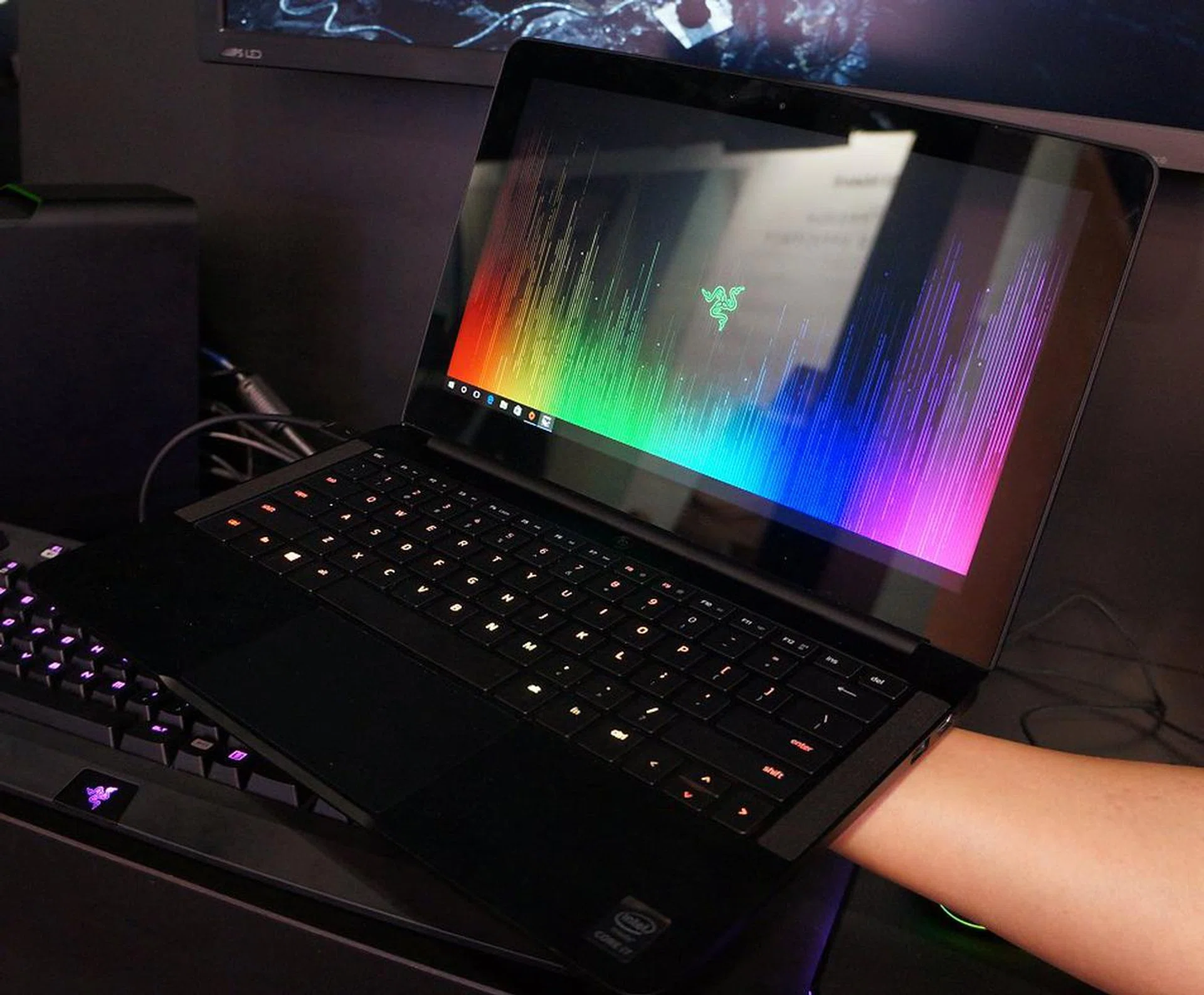 The new Razer Blade Stealth is well built, compact, lightweight and easy to handle. But it can’t run anything outside of basic social games without its Razer Core companion. This is quite unlike any Razer notebook, even if it’s not marketed for gaming (but its features such as individual key RGB lighting control and others say otherwise).