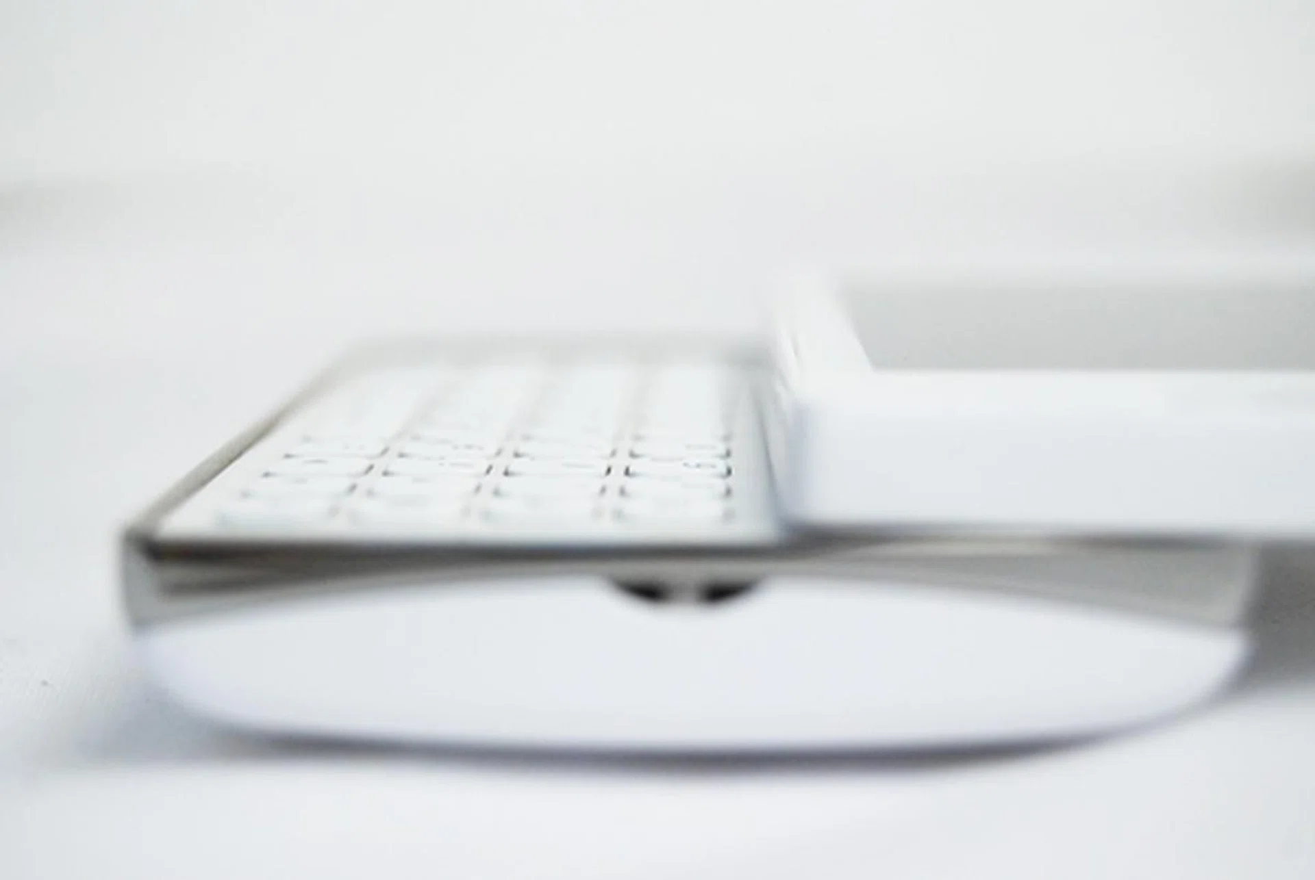 Buttons are too stiff for comfortable speed typing (e.g., during SMS-ing or Whatsapp-ing), even though there's now more contact space for your finger to depress each button compared to its predecessor.