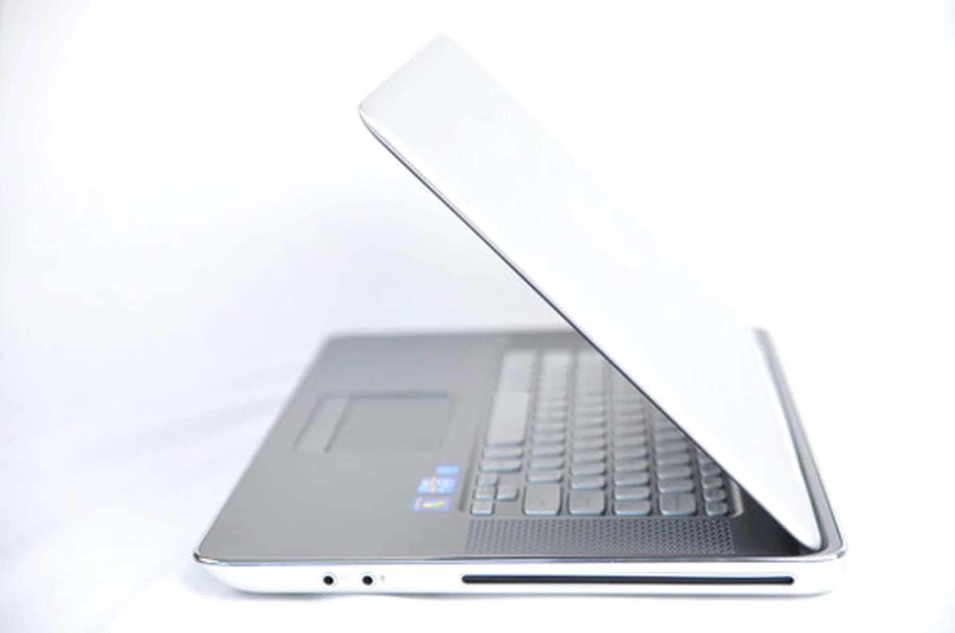 The Dell XPS 15z comes with the standard features we have come to expect from machines of this price, yet it remains quite portable with good battery performance.