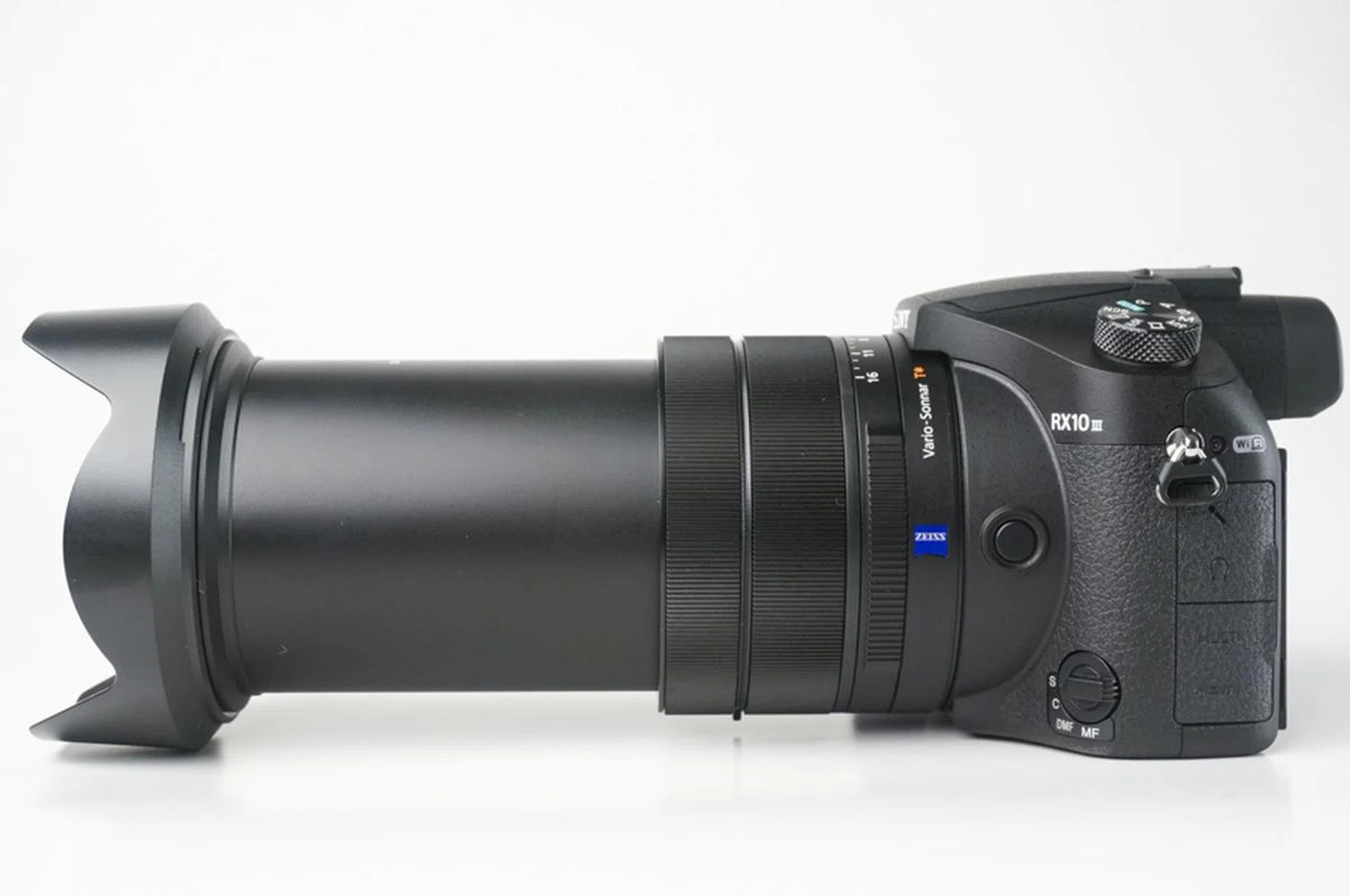 At the full zoom of 600mm, the lens extends out quite a bit.
