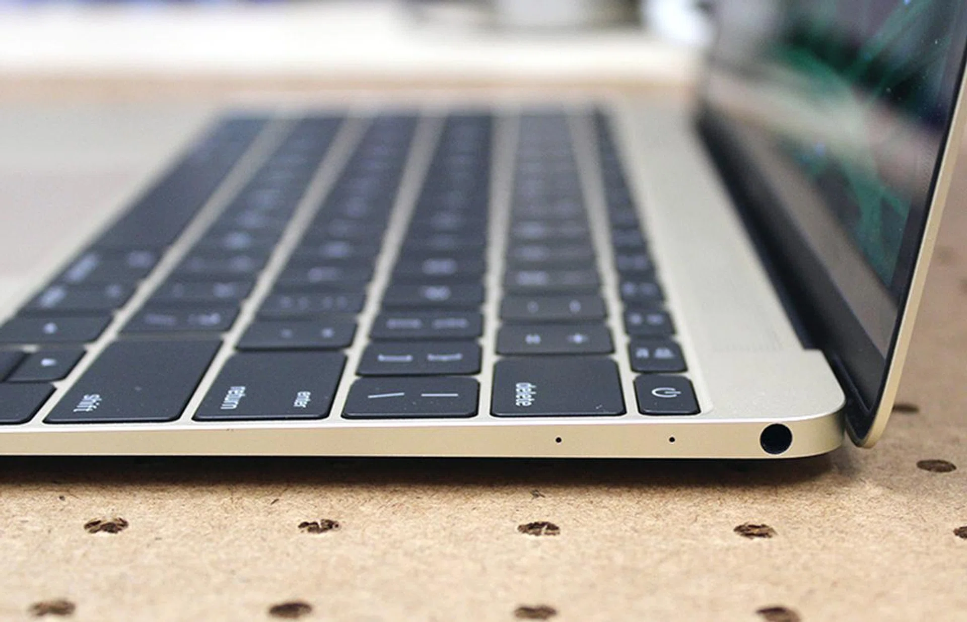 To the right of the MacBook lies the 3.5mm headphones jack and dual microphones.