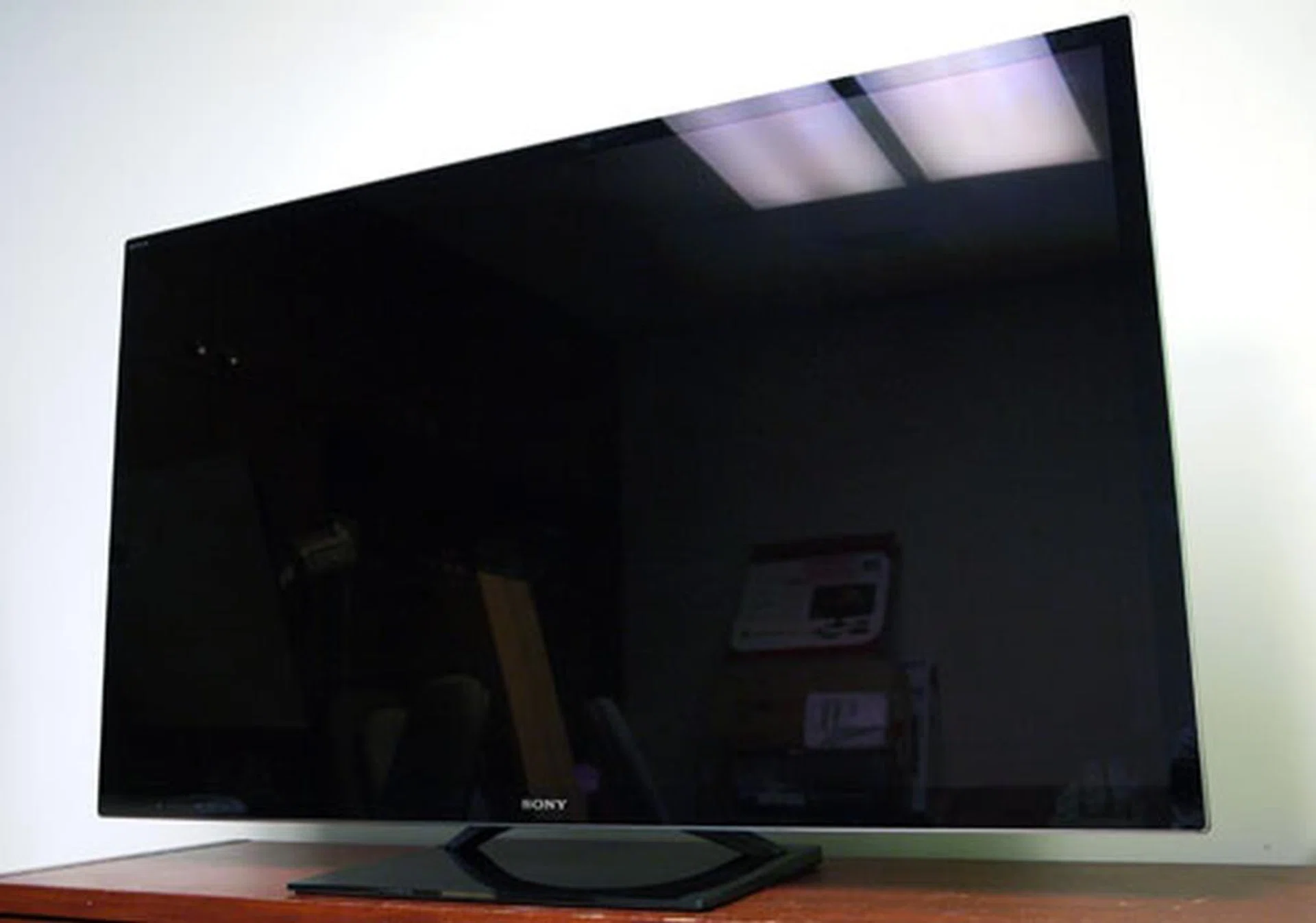 Sony's usage of Corning's Gorilla glass also resulted in glares and reflections under brighter circumstances. Thankfully, there's the treated OptiContrast panel to mitigate these effects.