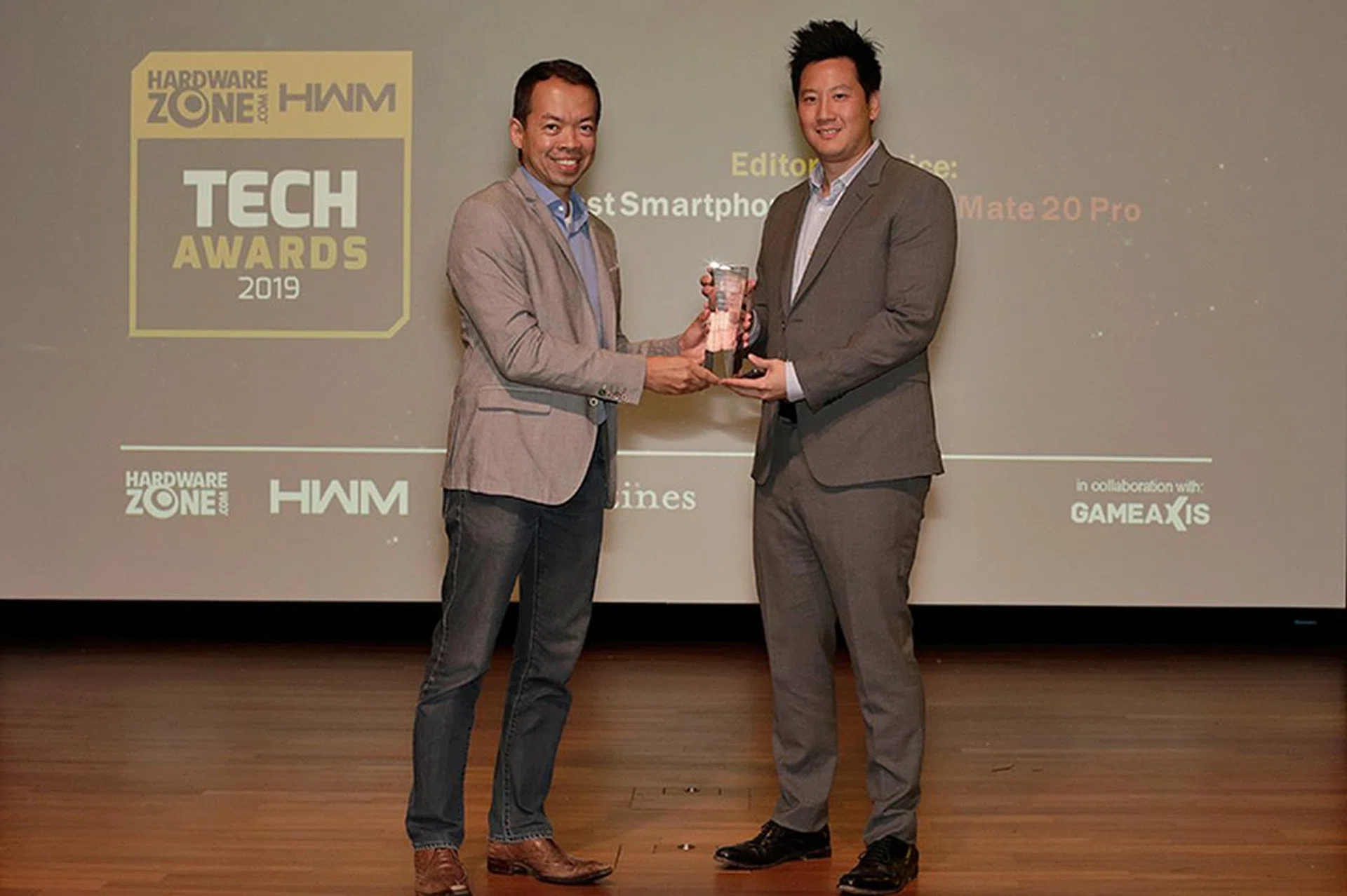 This year, the Editor's Choice for Best Smartphone goes to the Huawei Mate 20 Pro. Receiving the award here is Mr. Jonathan Ye, Chief Marketing Officer for Huawei Consumer Business Group, Singapore.